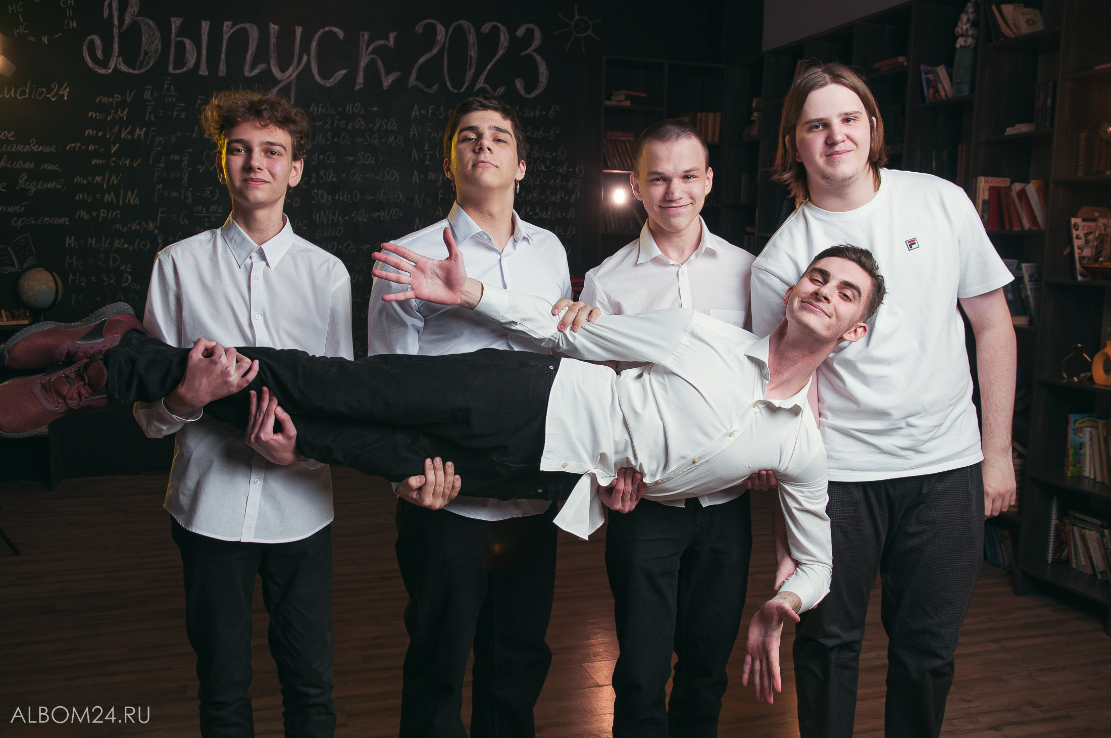 Съемка на выпускной альбом Школа № 145, 11И. Выпускные альбомы и фотосъемка в Красноярске