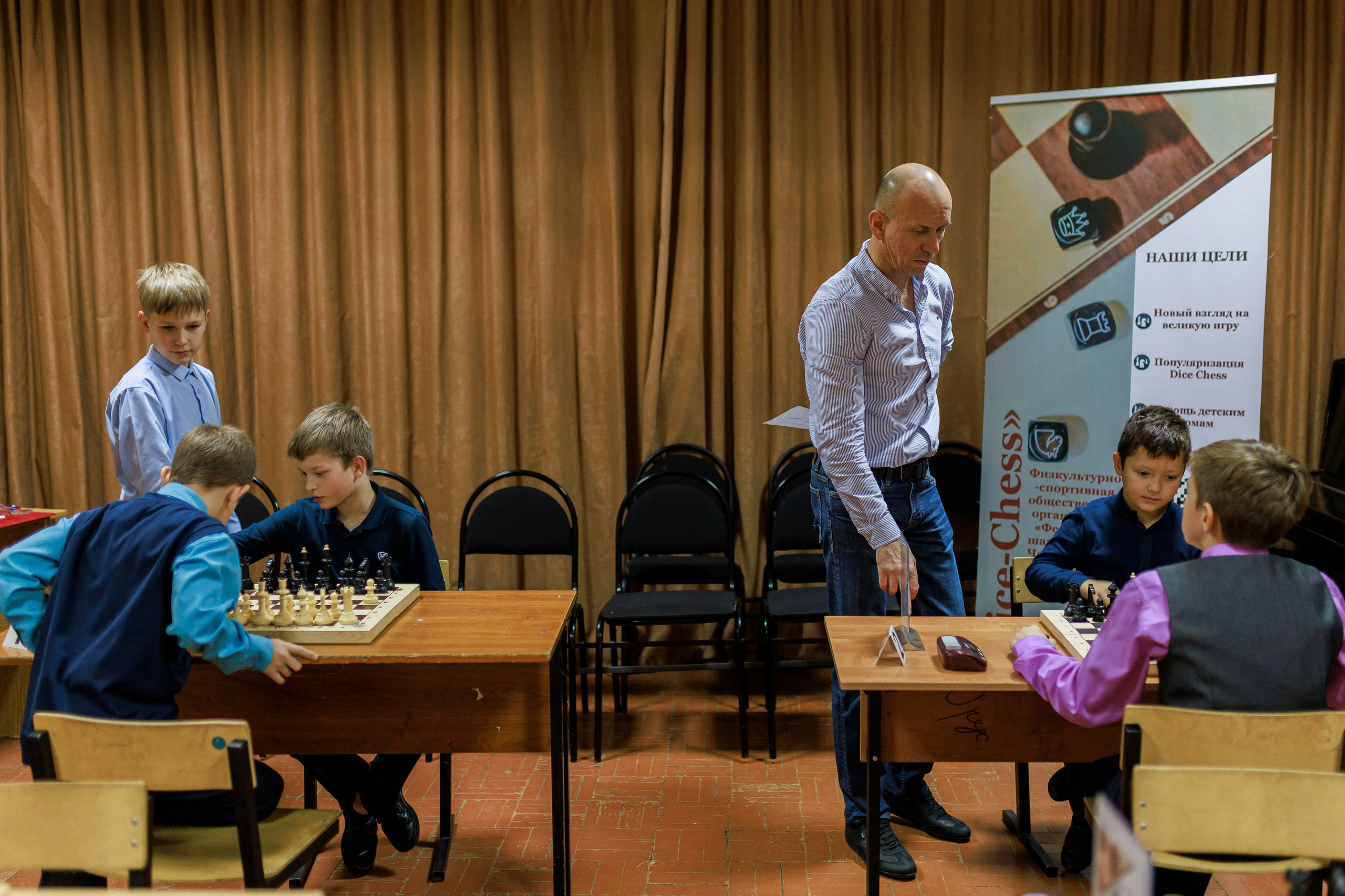 Репортажная сьёмка игры в шахматы в детском доме. Семейный и детский фотограф в Рязани Васюгова Мария