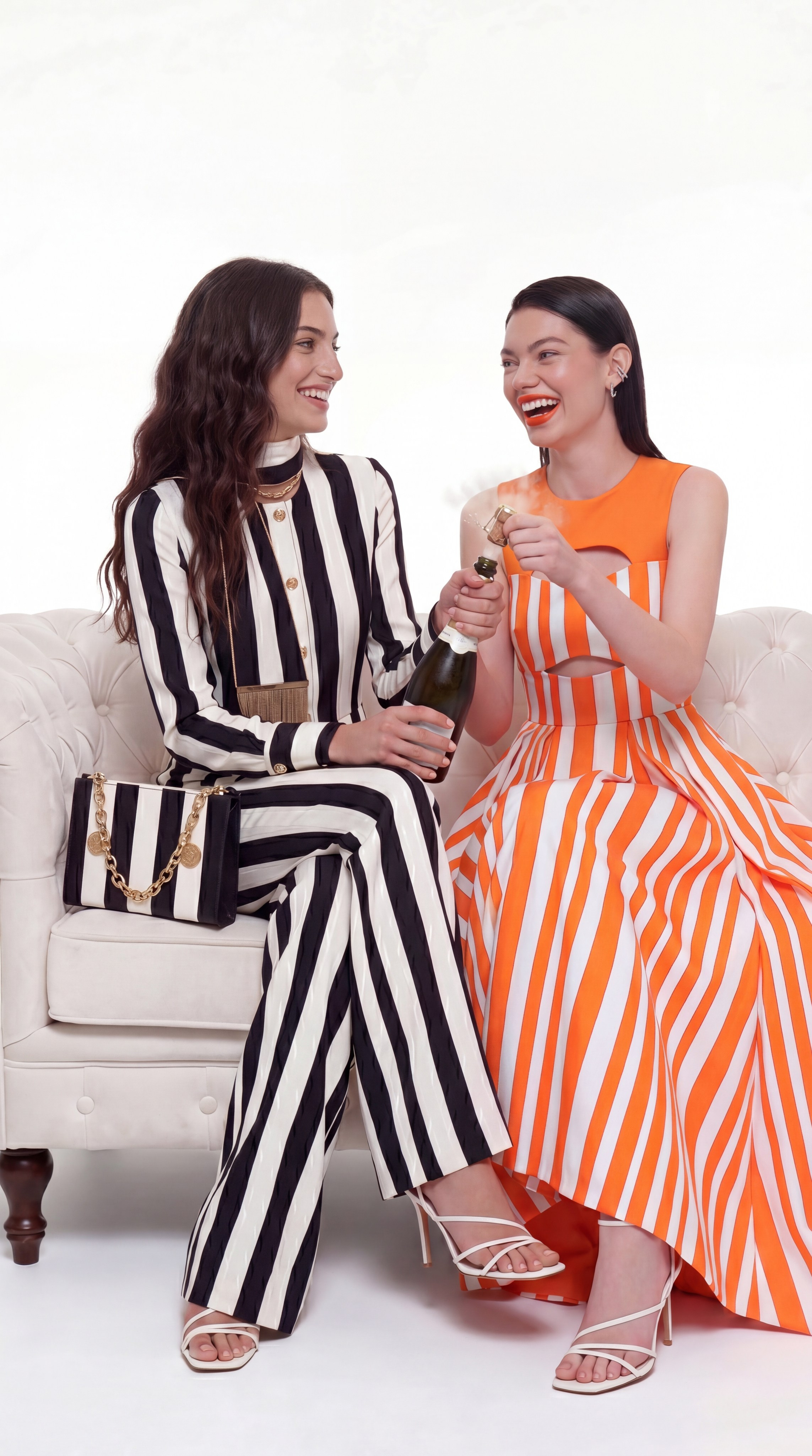 Нейросеть генерирует студийную съемку с двумя моделями в полосатой одежде, экономия бюджета для брендов