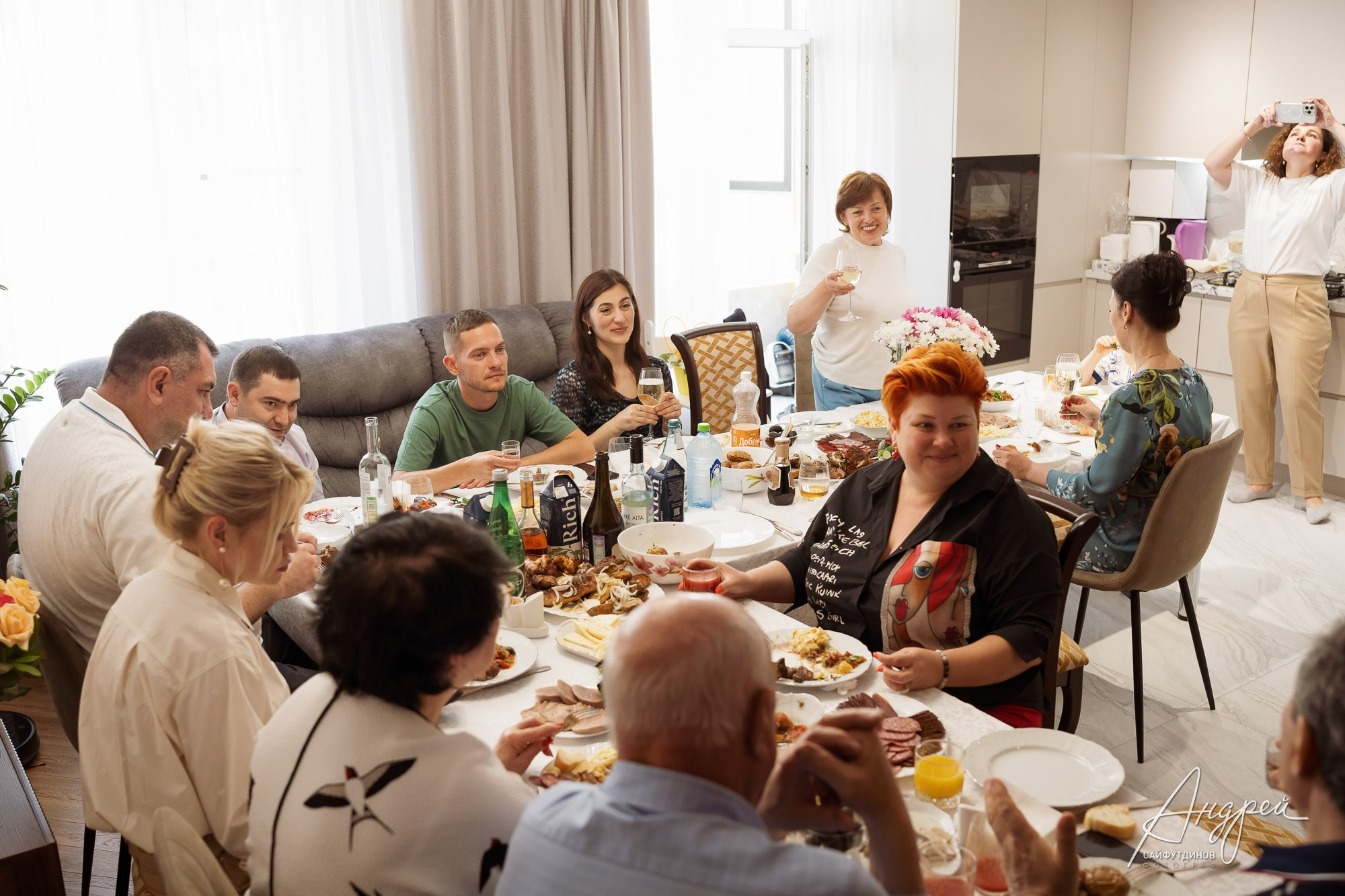 Домашнее застолье в честь рождения девочки, семейная фотосессия праздника в Ростове-на-Дону, фотограф Андрей Сайфутдинов.
