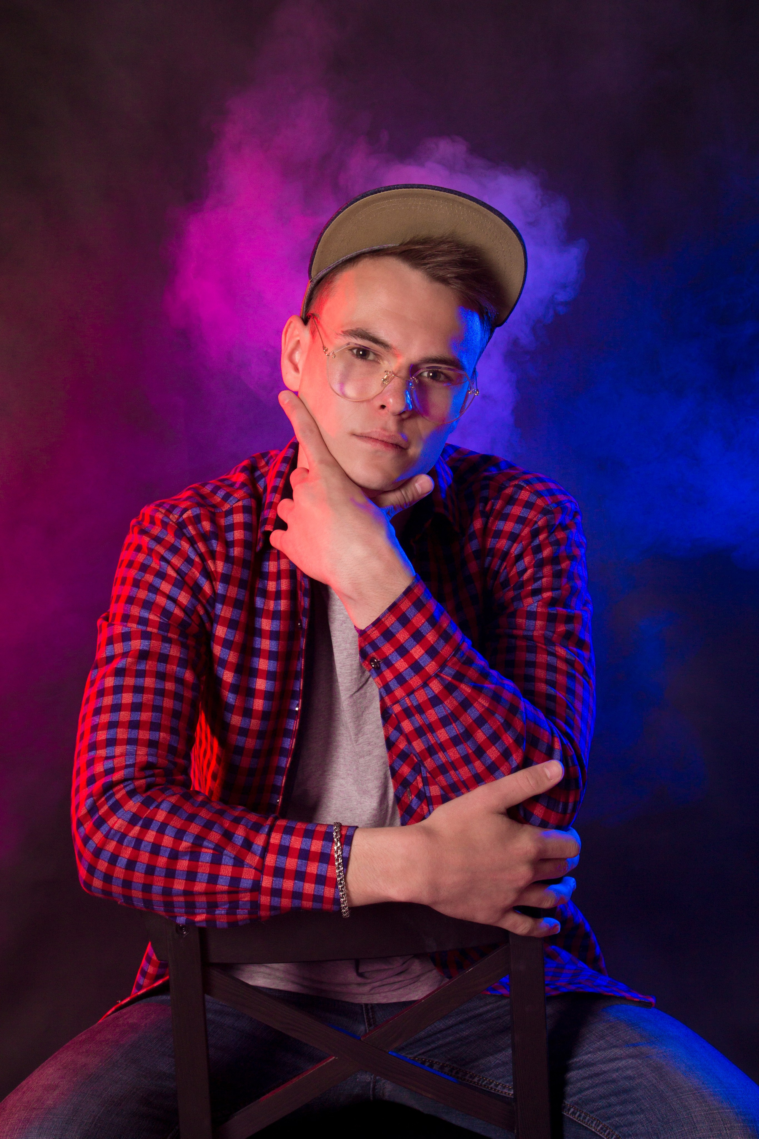 Мужской портрет и дым. Фотограф Наталья Матвеева