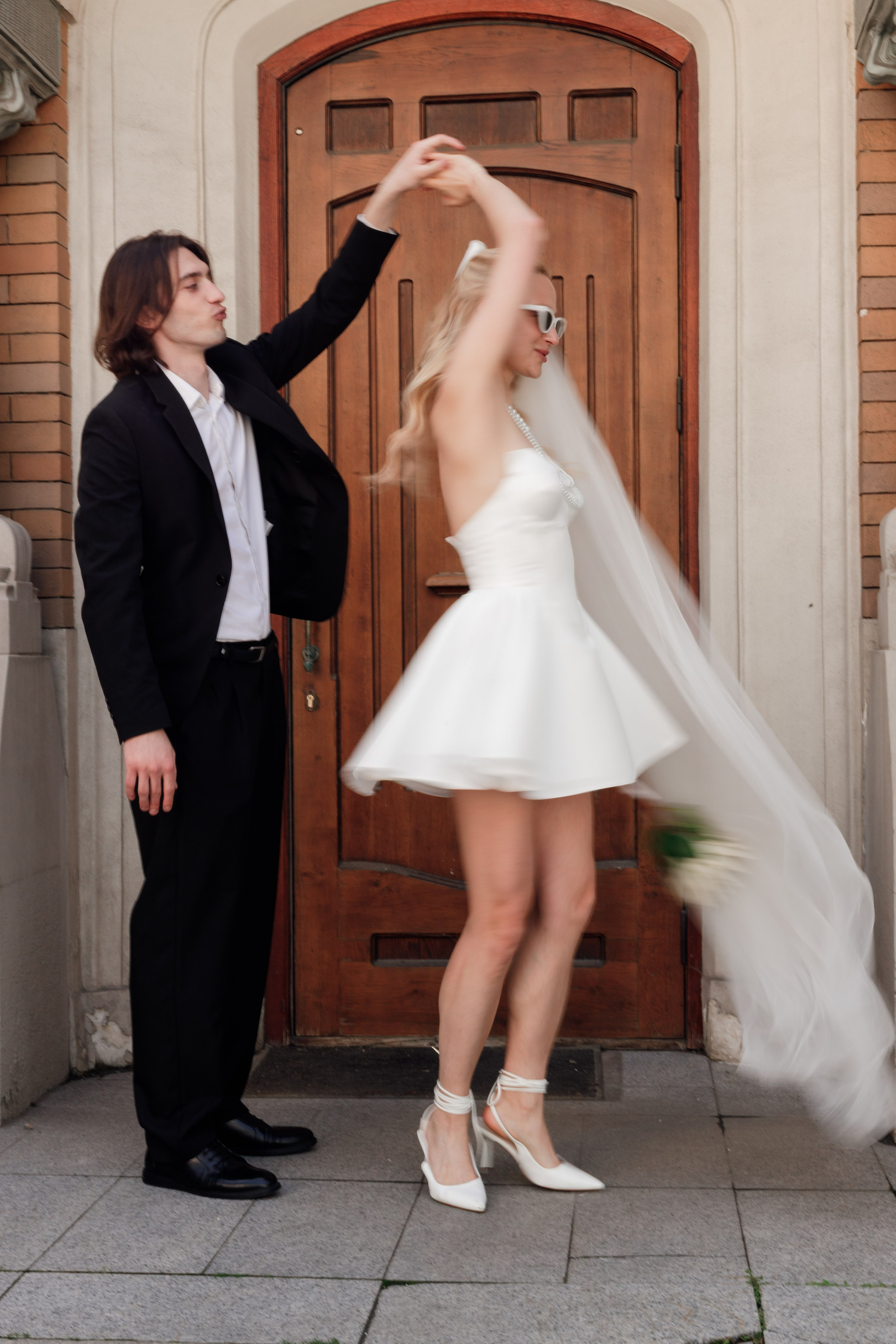 Свадебная фотосессия с автомобилем в центре Москвы, фотограф свадьбам Москва