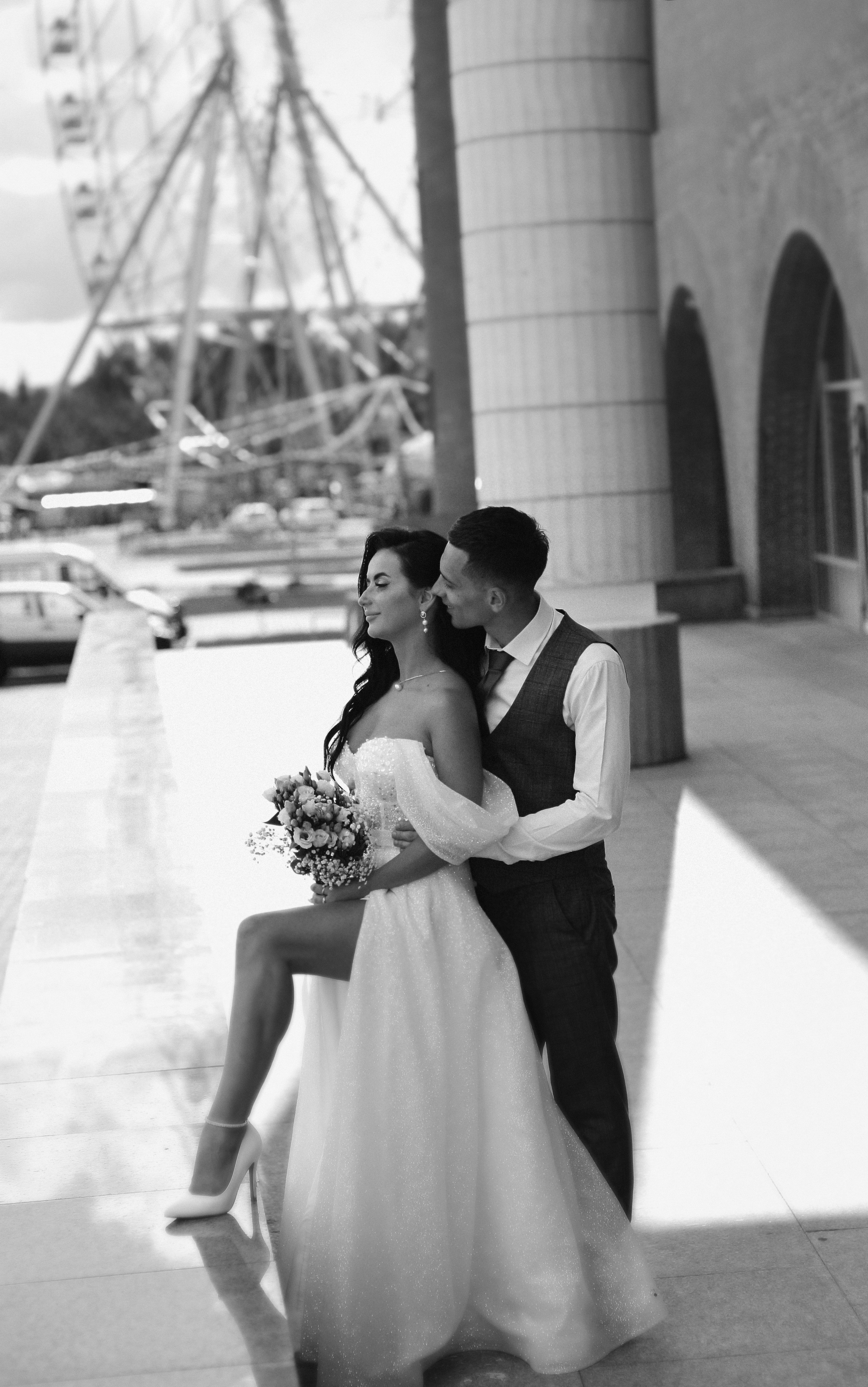 Съемка пары Марии и Ильи, гуляющих по городу. Свадебный и репортажный фотограф в Ярославле и Санкт-Петербурге Роман Микрюков