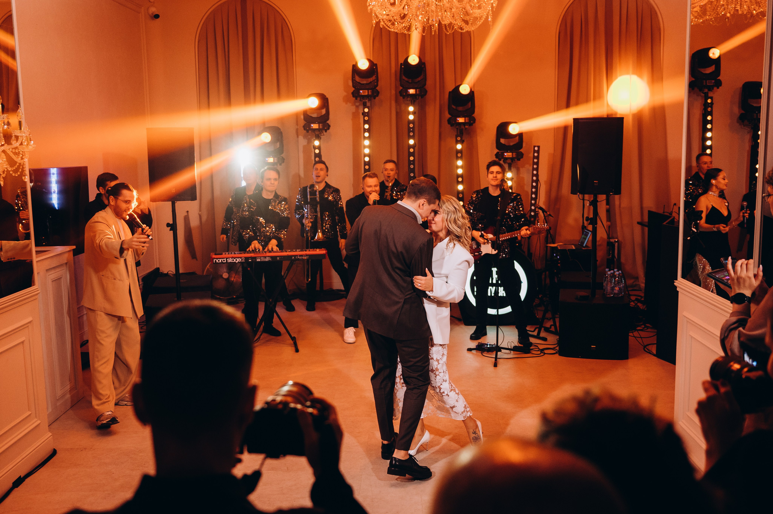 Веселые гости танцуют на свадебном банкете — репортажная съемка свадебных мероприятий в Москве с живыми эмоциями.