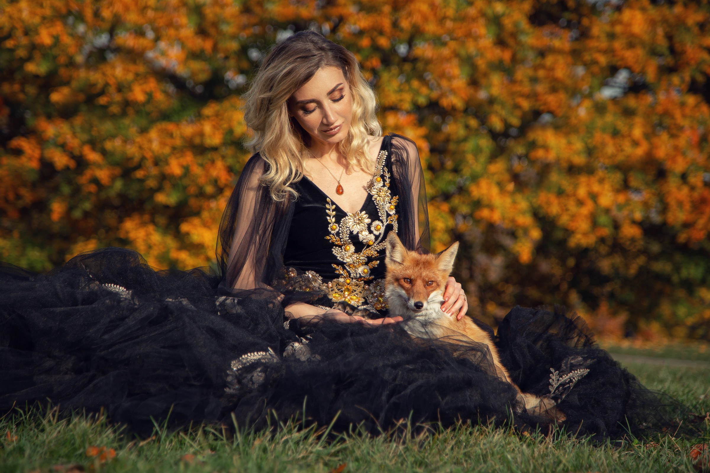 Женский портрет с лисой — необычная съемка с контактным животным | Фотограф Анна Татаурова. Фотограф Анна Татаурова | Авторская фотосъемка в Москве