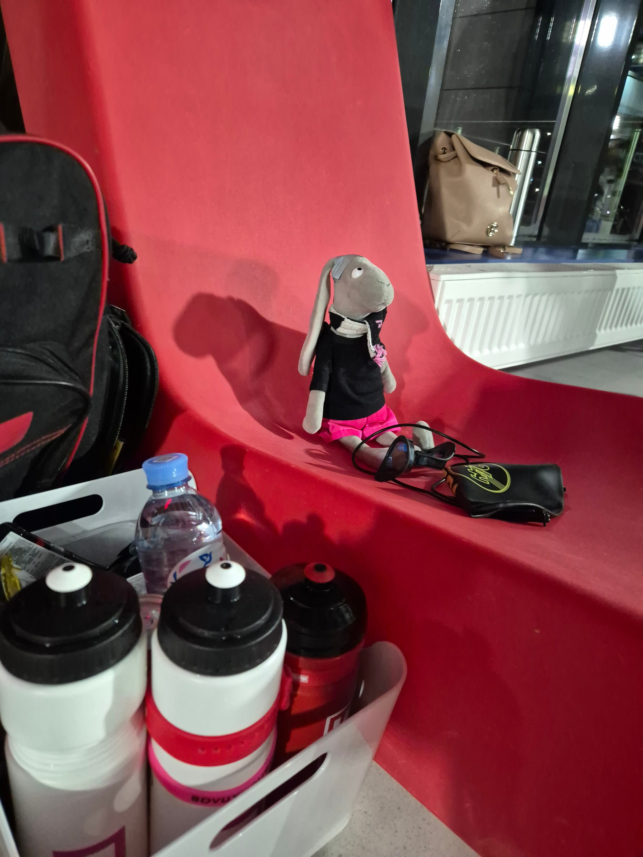 Единственное, но это на всех стартах, сидеть саппорту особо негде. Наученный опытом питерских стартов сразу уволок лежак-сидушку. Она помогала