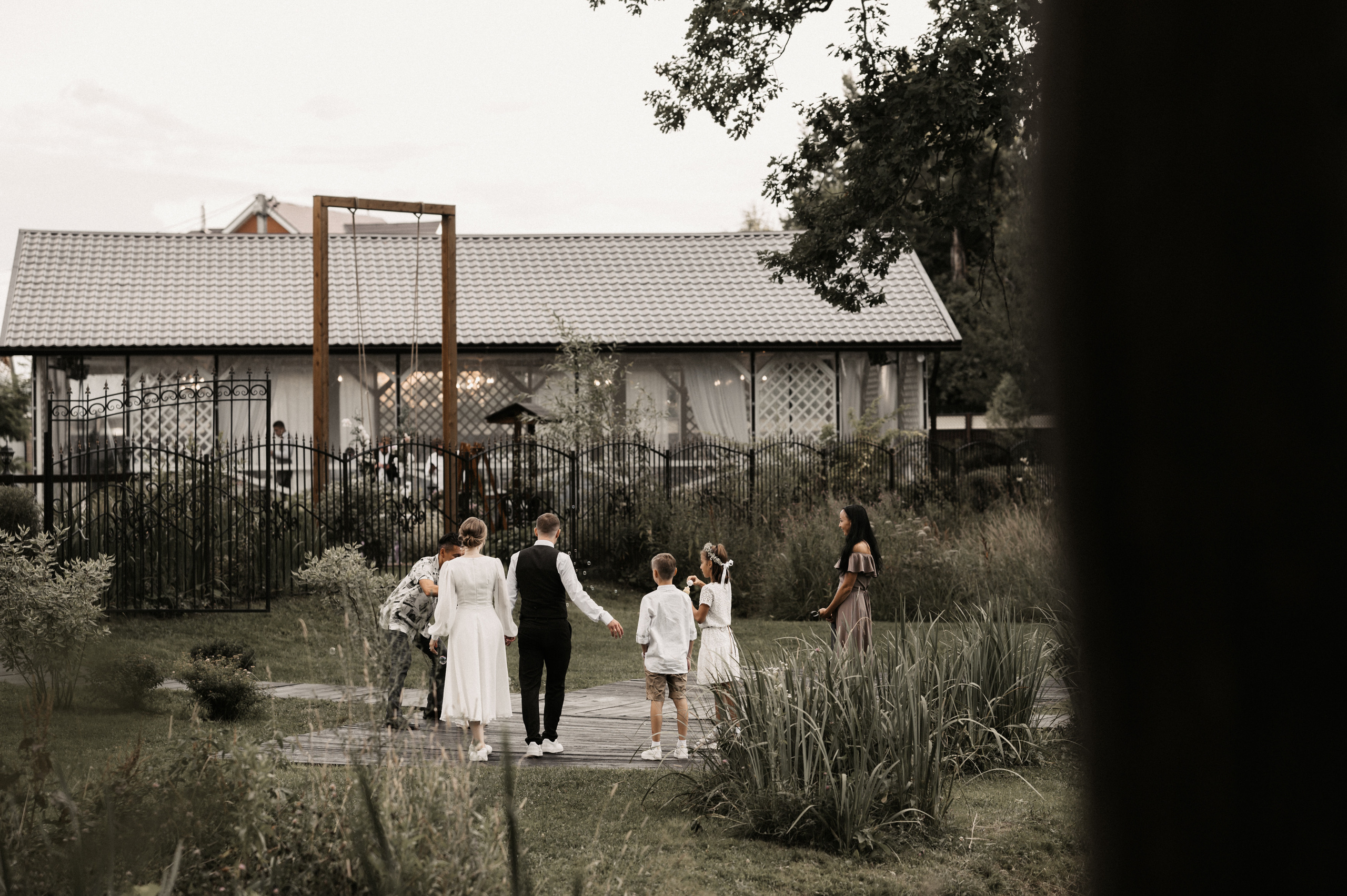 Счастье у озера. Свадебный фотограф Александр Давыдов