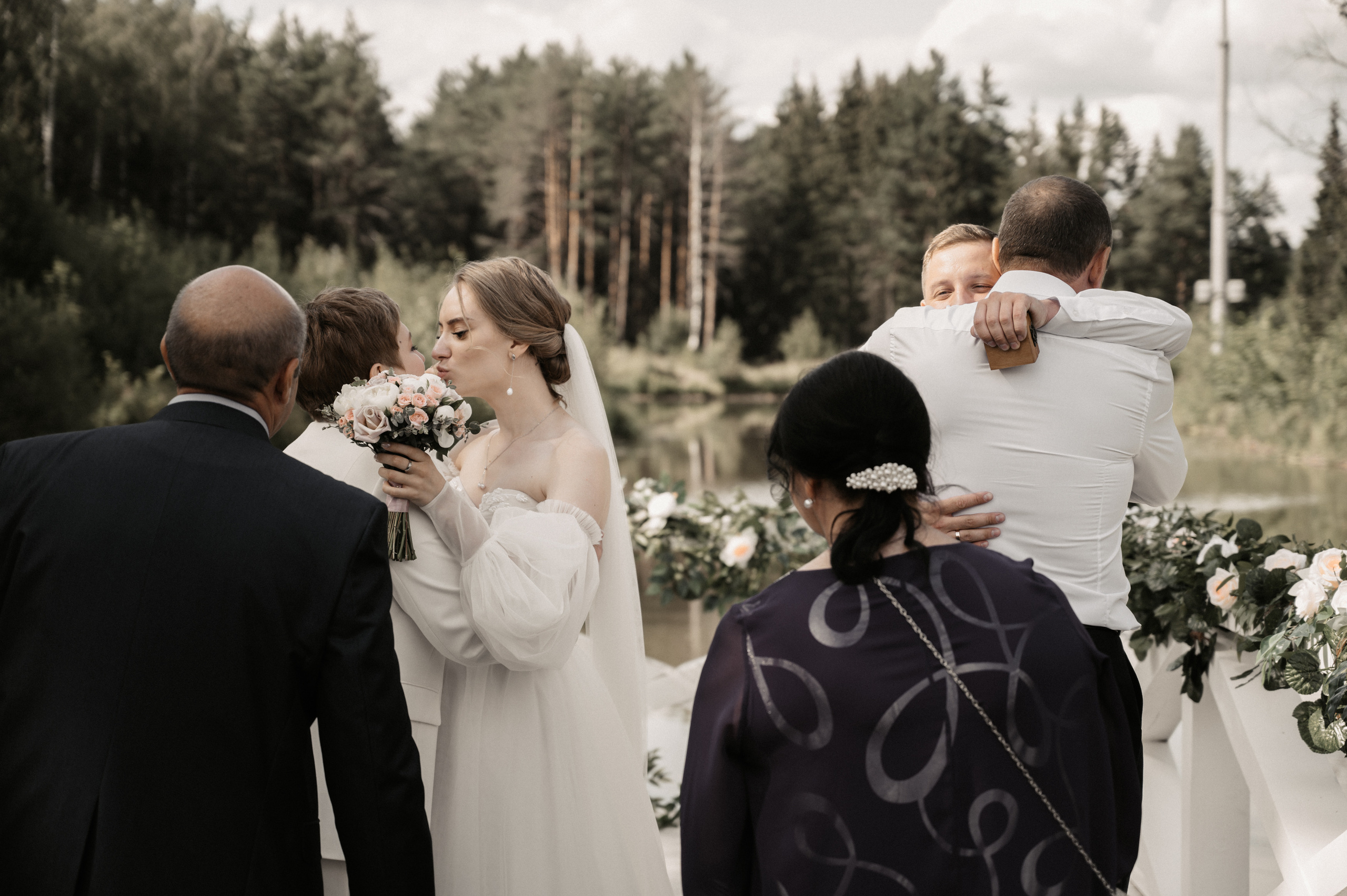 Счастье у озера. Свадебный фотограф Александр Давыдов
