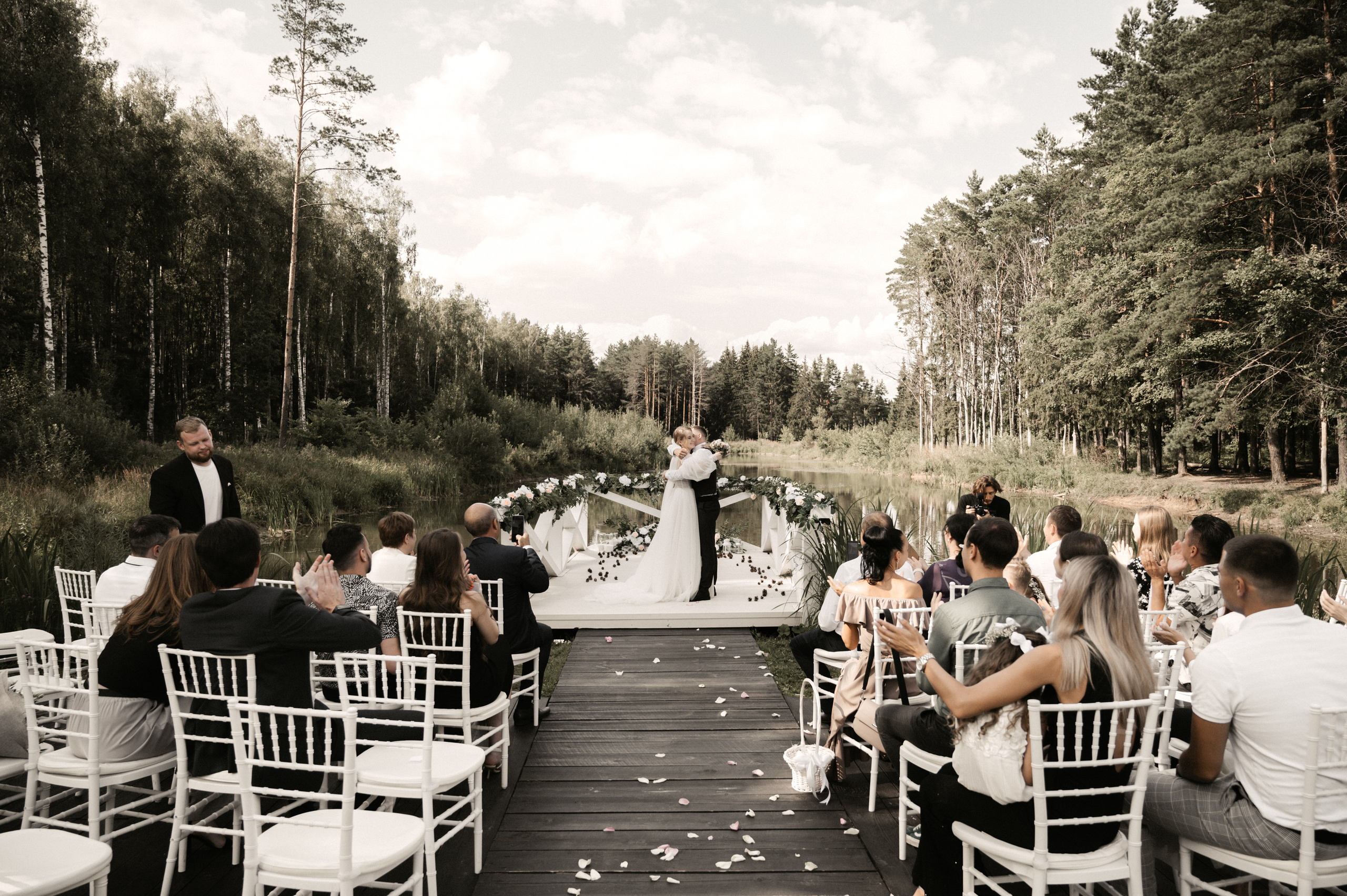 Счастье у озера. Свадебный фотограф Александр Давыдов
