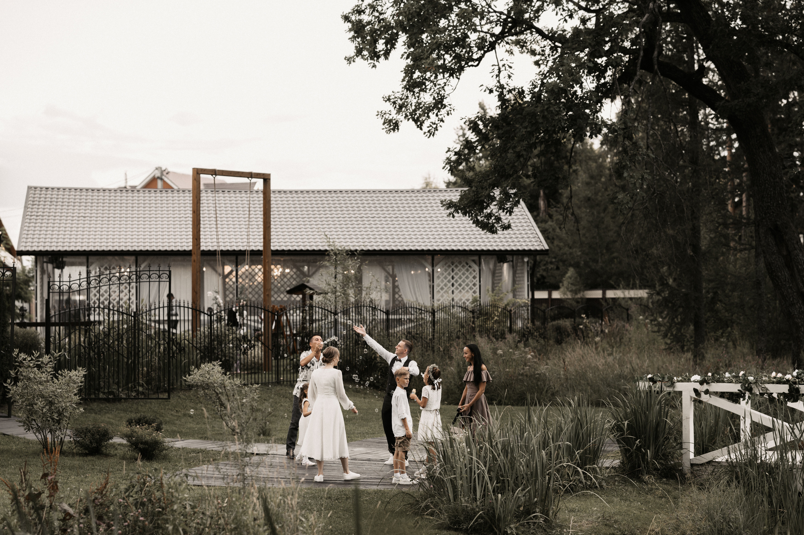 Счастье у озера. Свадебный фотограф Александр Давыдов