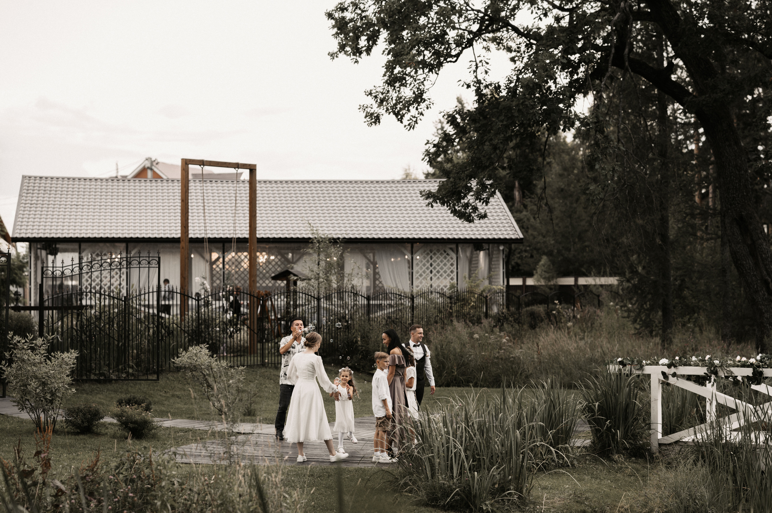 Счастье у озера. Свадебный фотограф Александр Давыдов