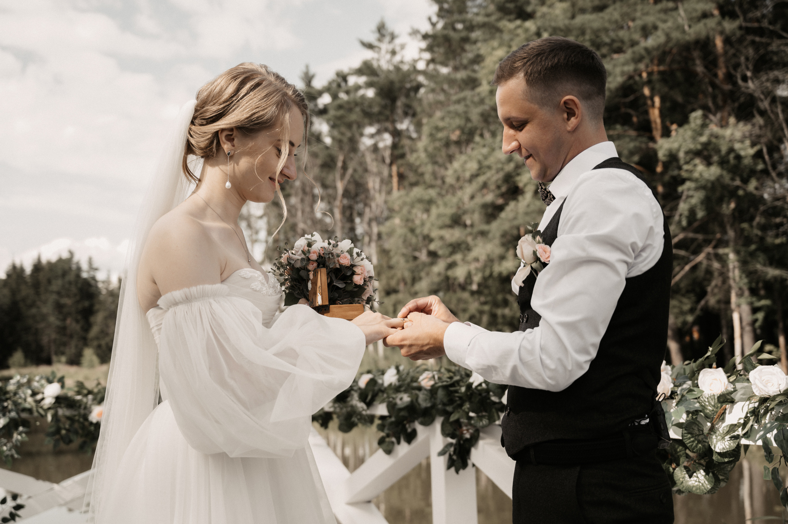 Счастье у озера. Свадебный фотограф Александр Давыдов