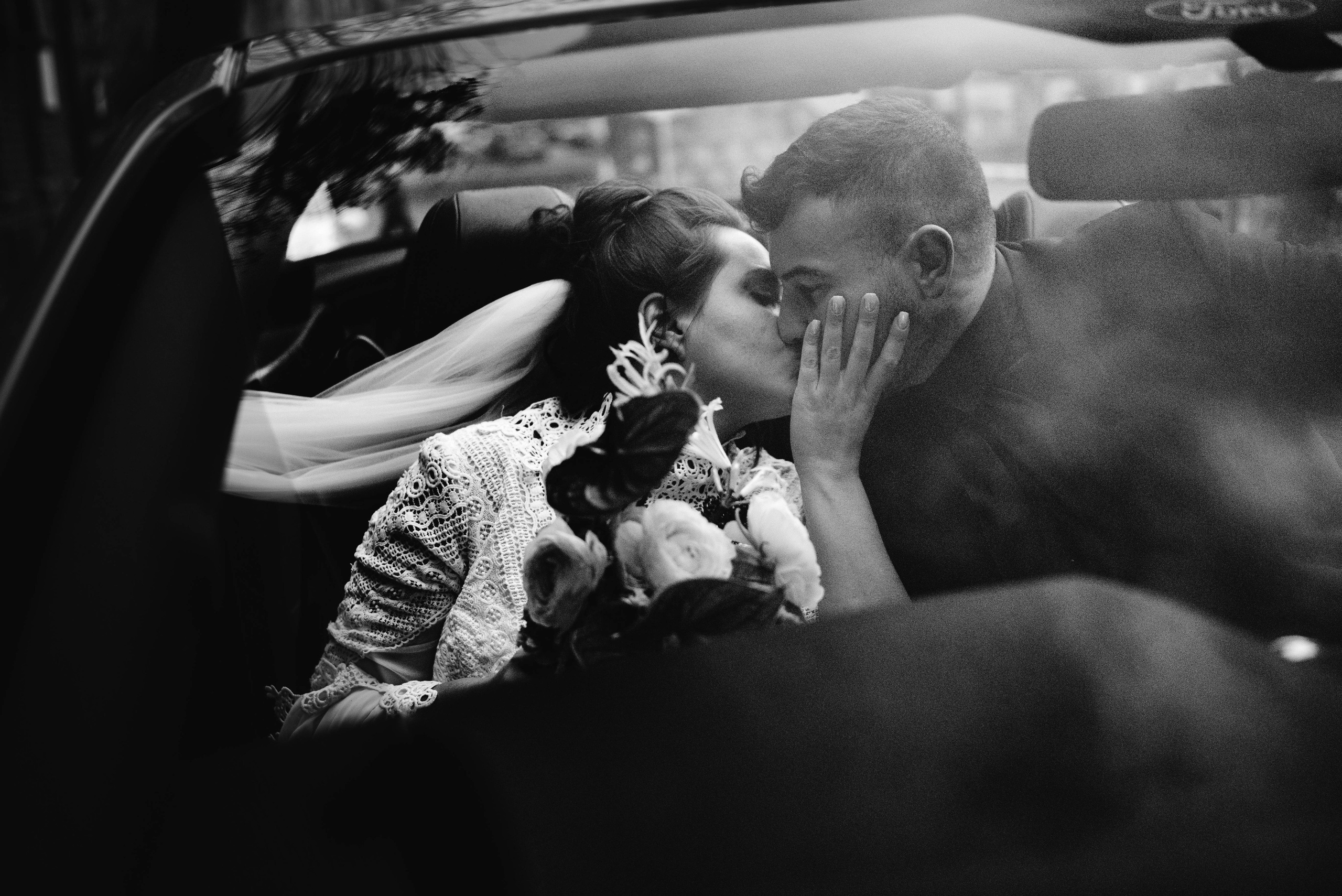 Анна & Виктор | сборы, роспись и прогулка. Портретный и свадебный фотограф в Тбилиси • xeniqo