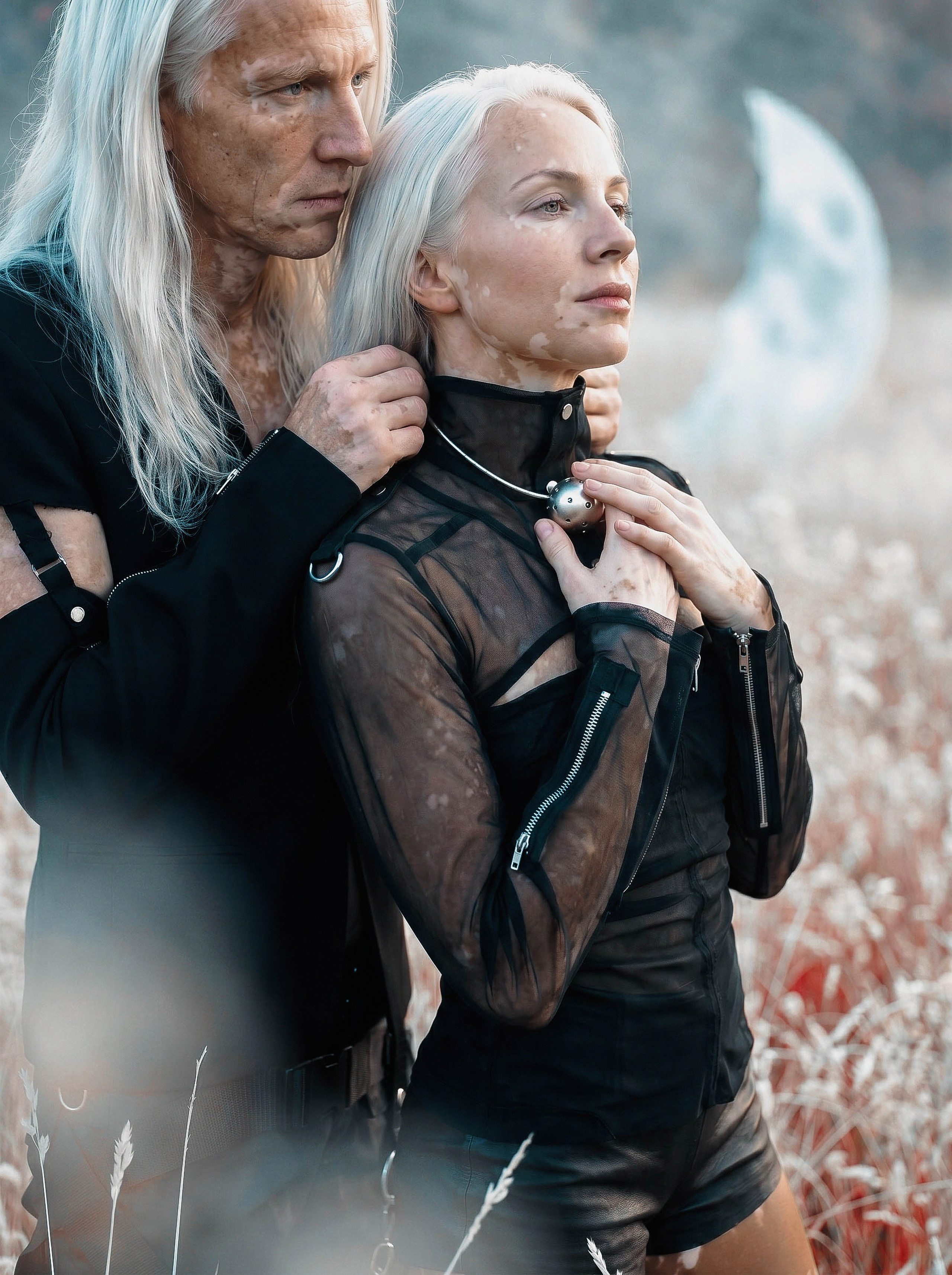 AI-сгенерированное изображение Rick Owens в стиле dark editorial с акцентом на силуэт, позу и атмосферу высокой моды. Визуал передаёт узнаваемую мрачную эстетику бренда и усиливает fashion-портфолио фотографа.
