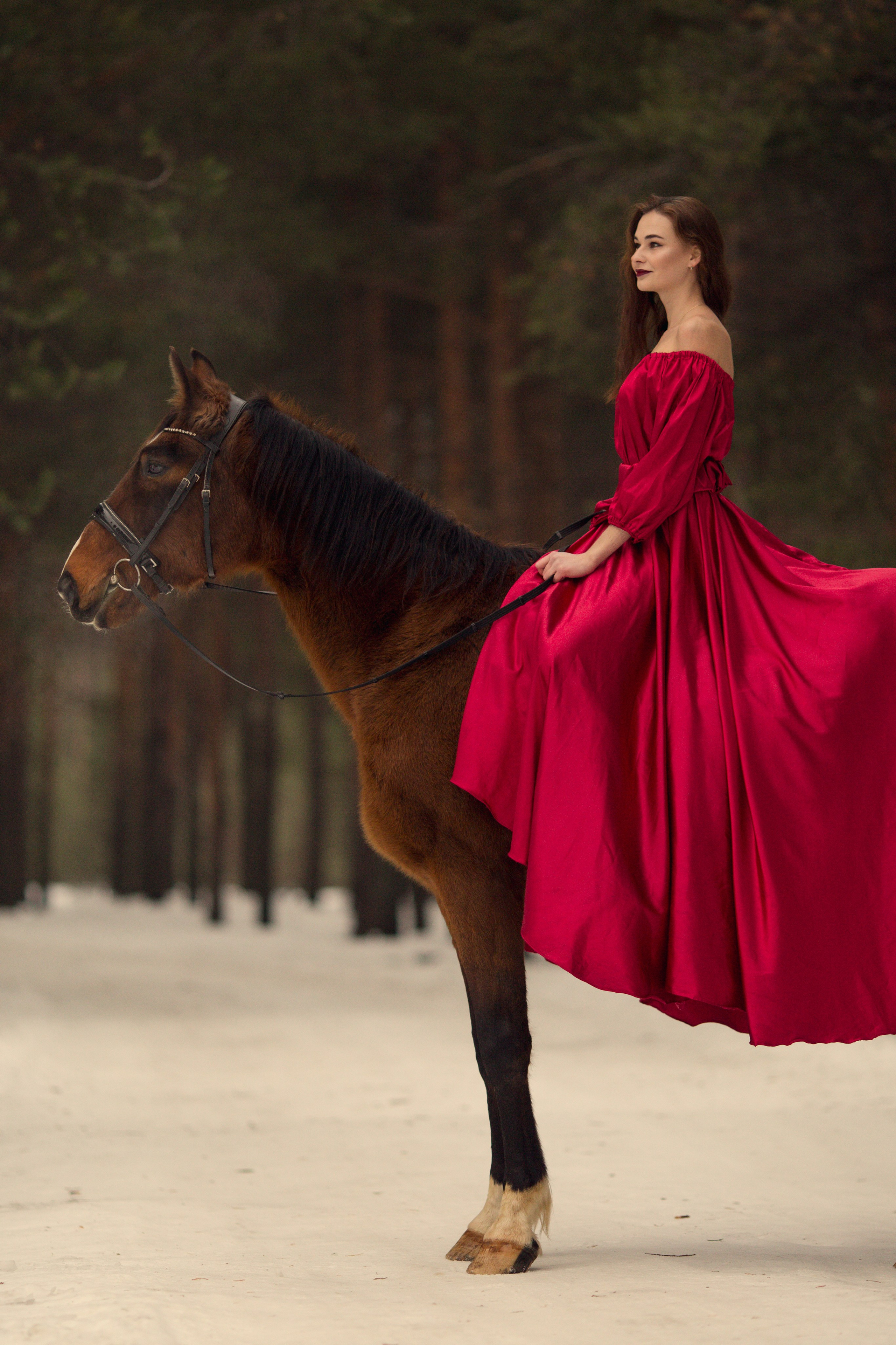 Фотосессия с лошадью в красном платье