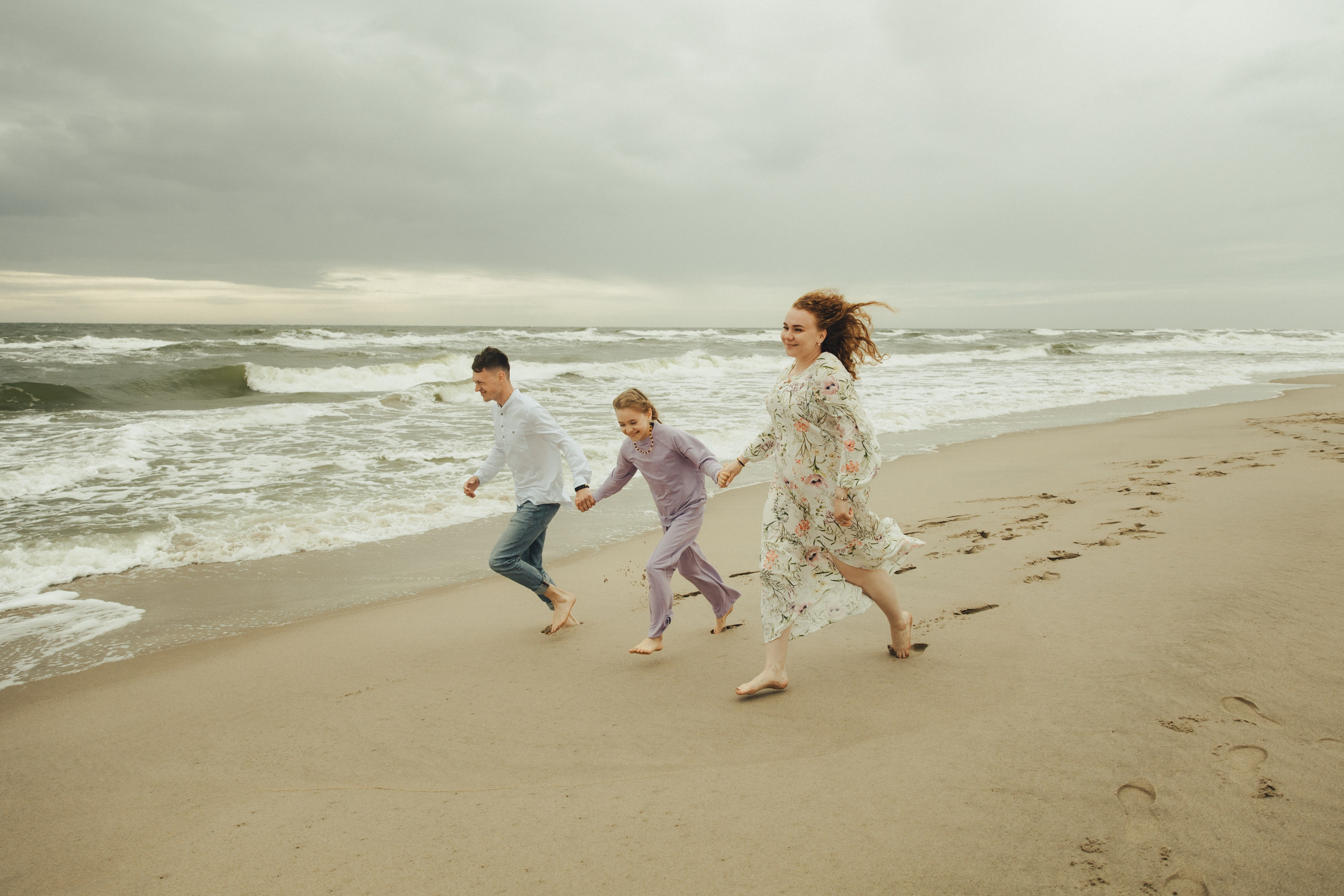 Семья в Янтарном / шторм. Фотограф Калининград Илья Миллер