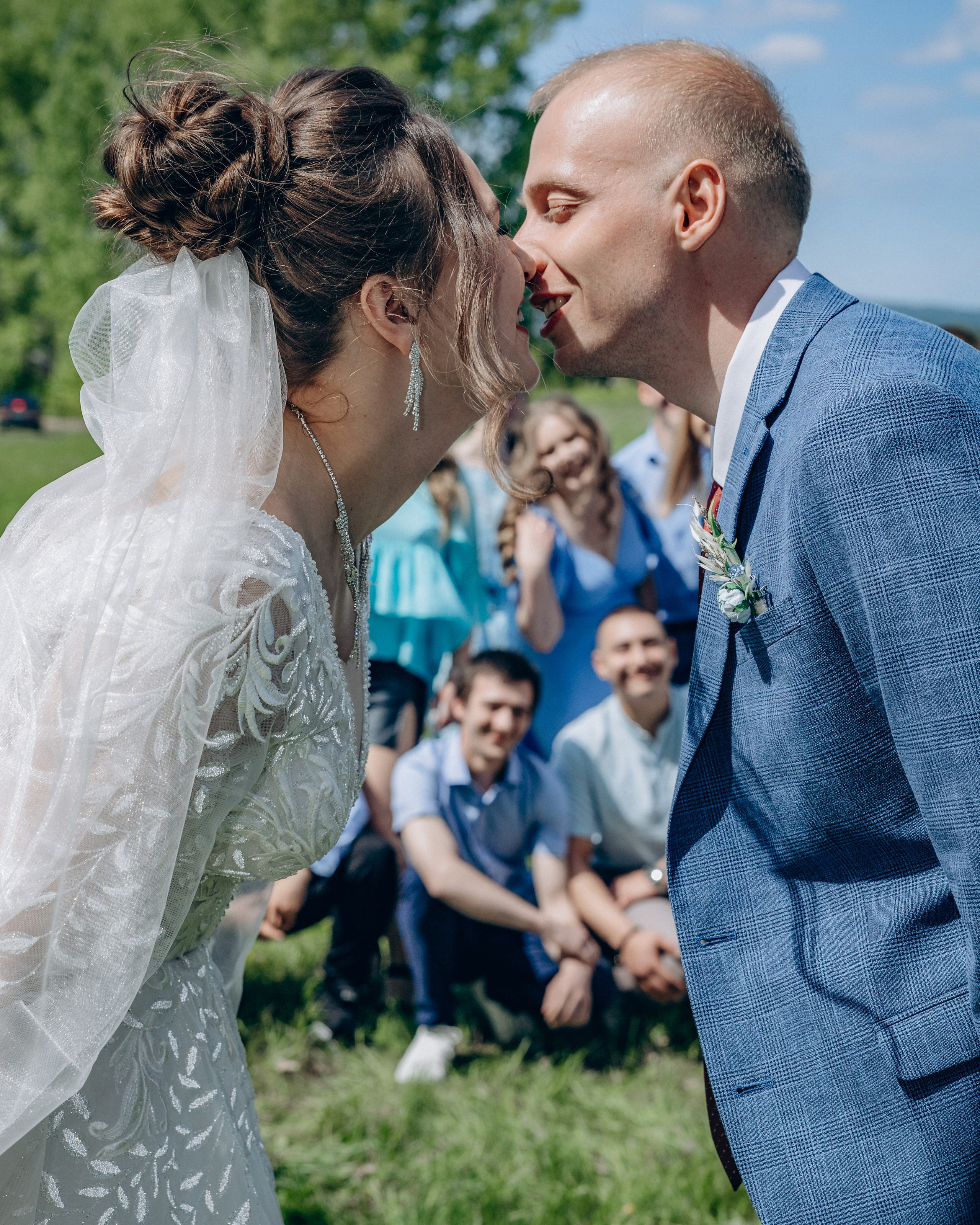 Поцелуй жениха и невесты на фоне гостей — свадебная съёмка Усть-Кут