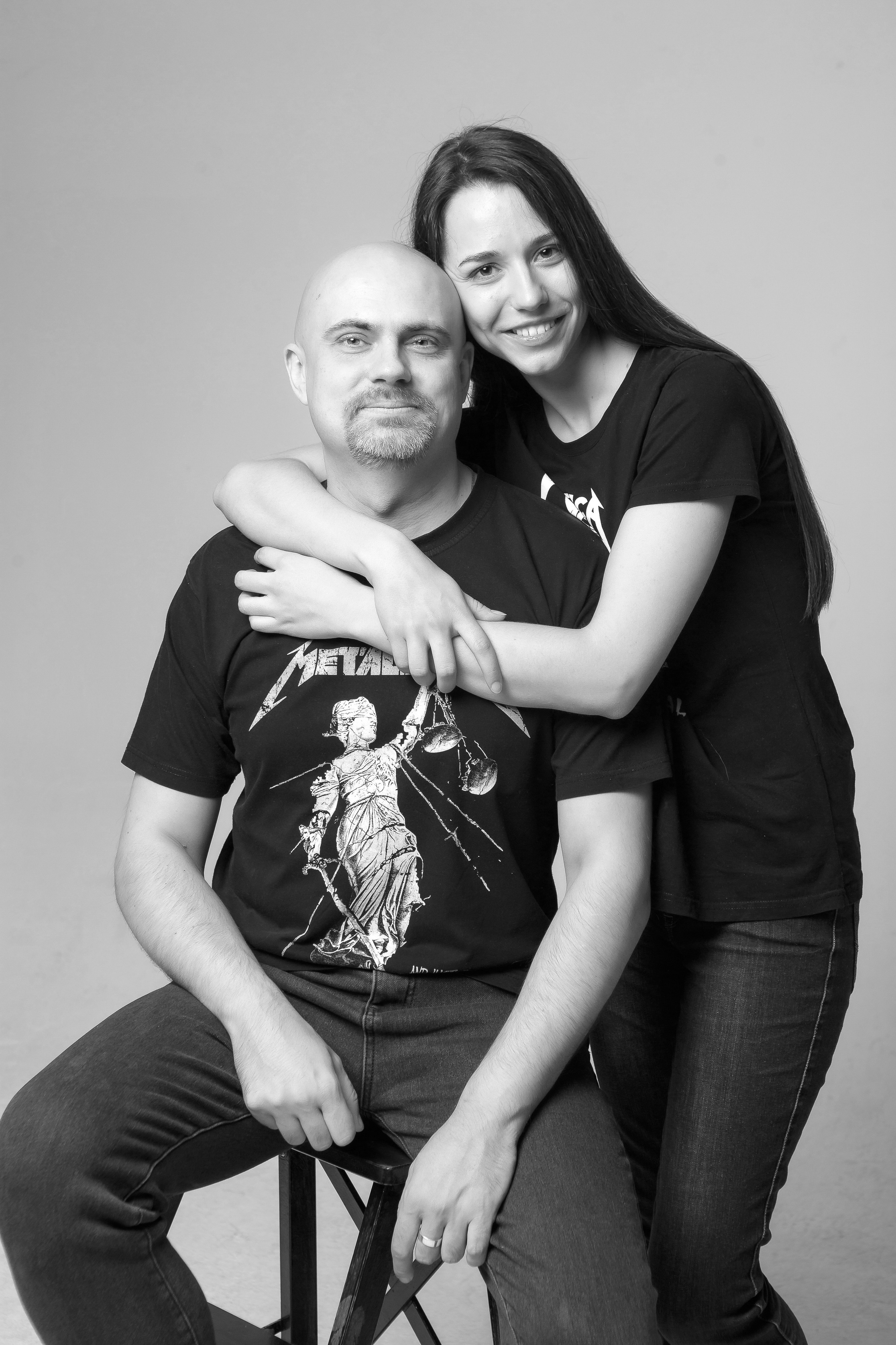 Фотосессия в студии для пары, черно-белая фотография, белый фон, чб, профессиональная фотосессия, студиная фотосессия, фотограф в москве, лавстори, семеная фотосессия, минимализм.