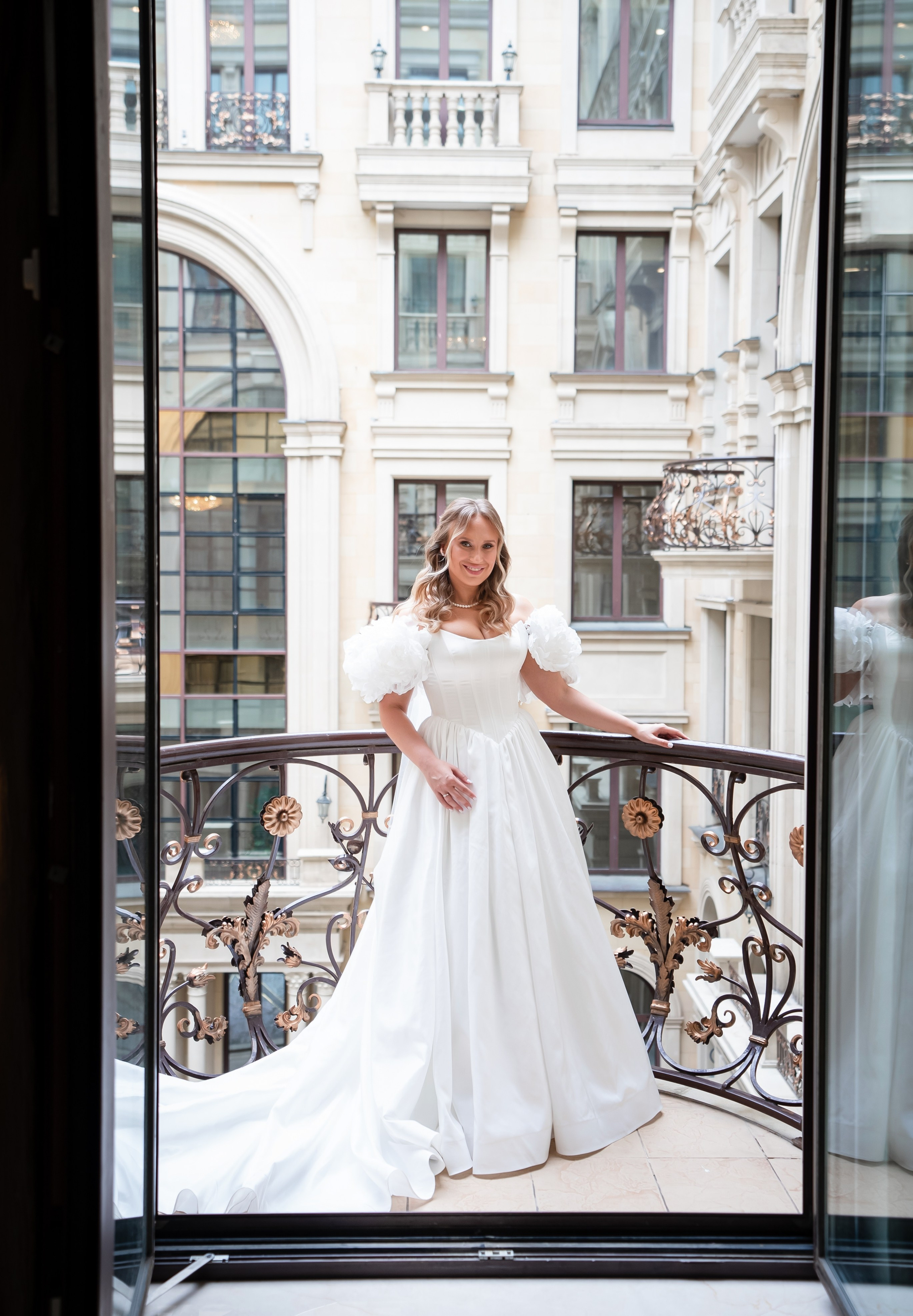 Свадебная фотосессия в отеле The St. Regis Moscow Nikolskaya. Свадебный фотограф Вера Климова