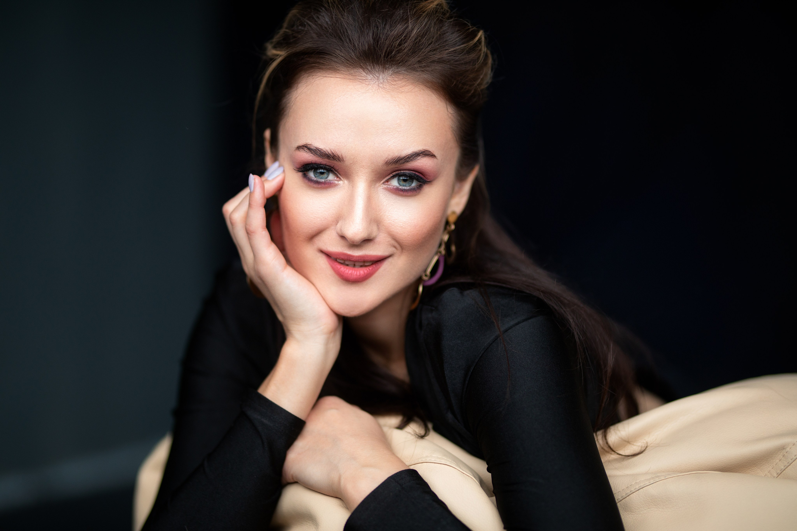 Студийный фотосет с Анастасией в минимальном интерьере в формате для «себя»