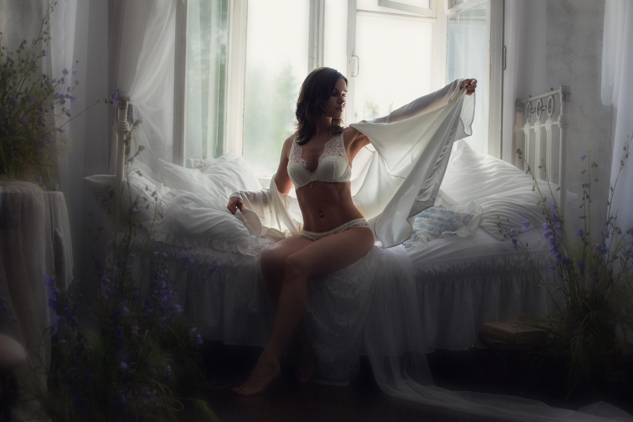 Студийная будуарная фотосессия в белом белье и халате.