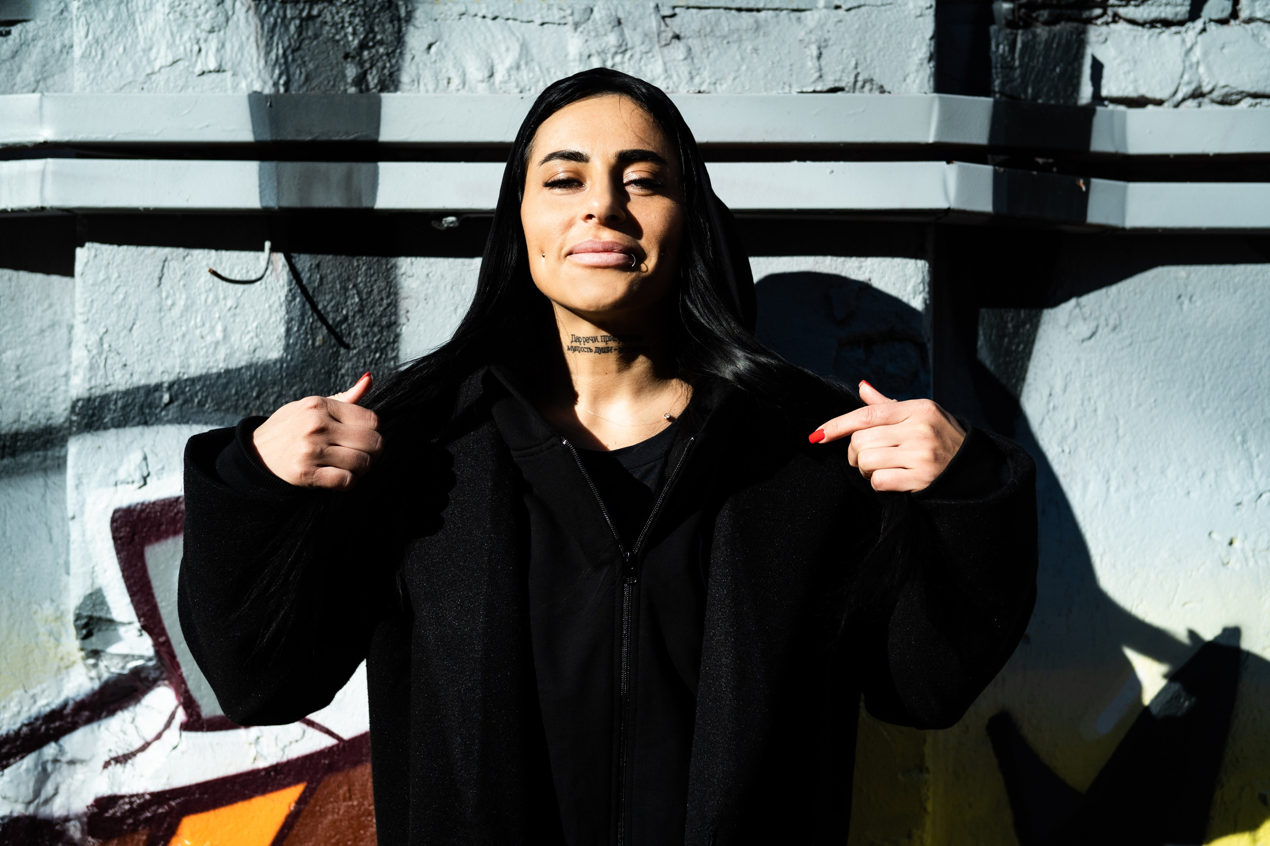 Портрет девушки с татуировкой на шее