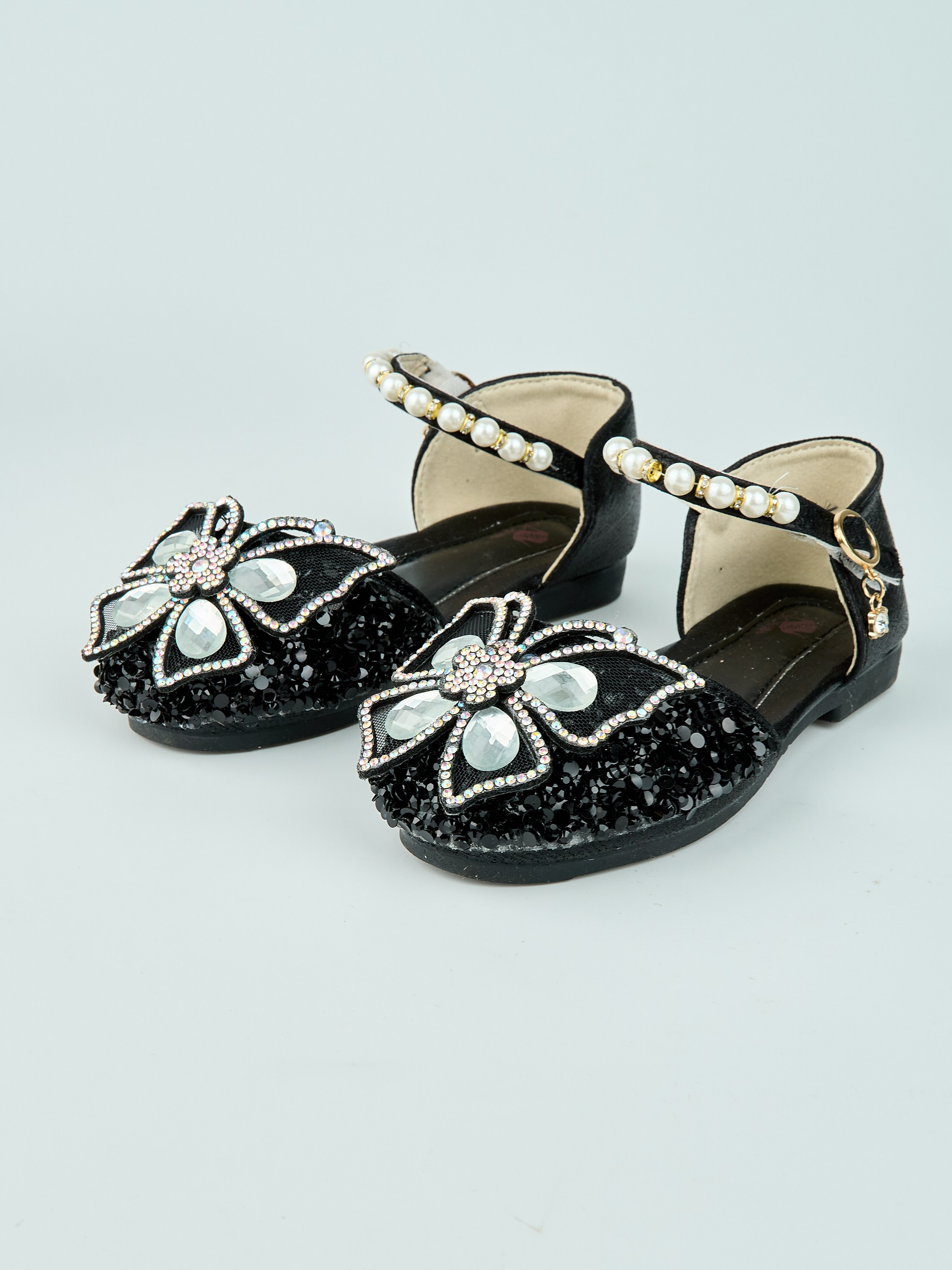 Каталожная фотосъёмка детских туфель для Wildberries