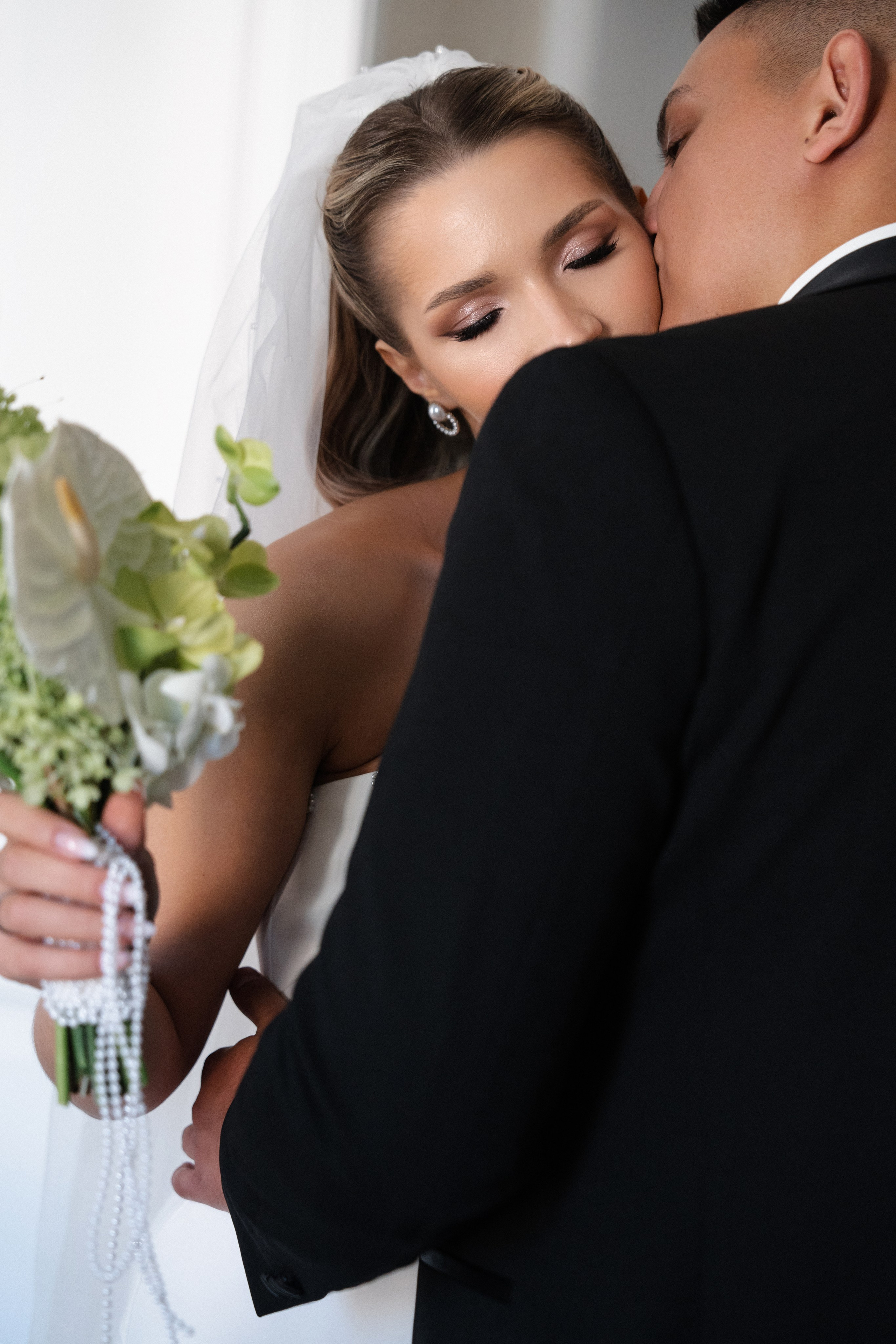 Виктория & Роман. Камерная городская свадьба в видовом ресторане в стиле современная классика. Свадебный фотограф организатор в Санкт-Петербурге Ассоль Опарина