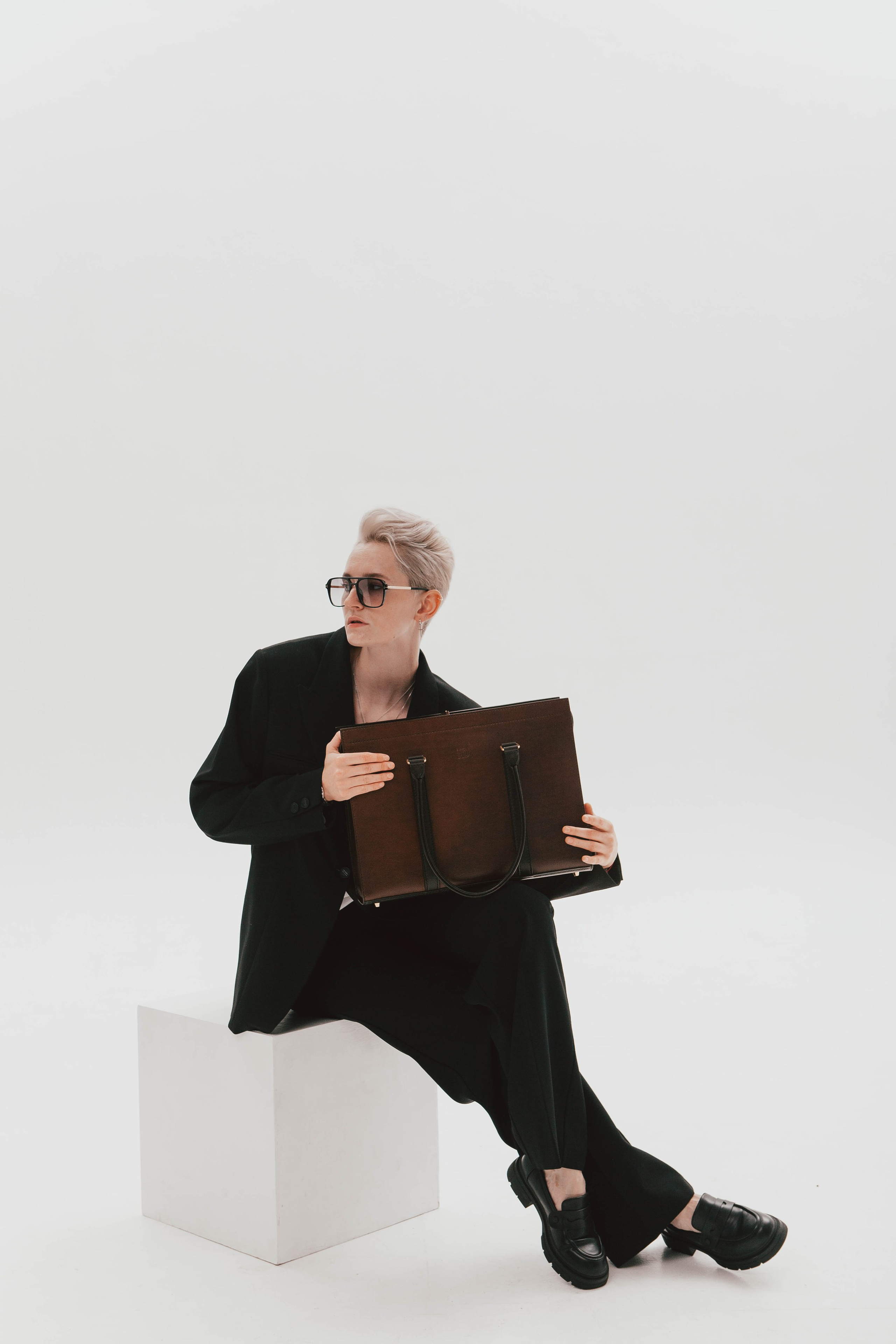 Анна Гречаная и изделие Дана Настаса 💼. Фотограф Ольга Крукле