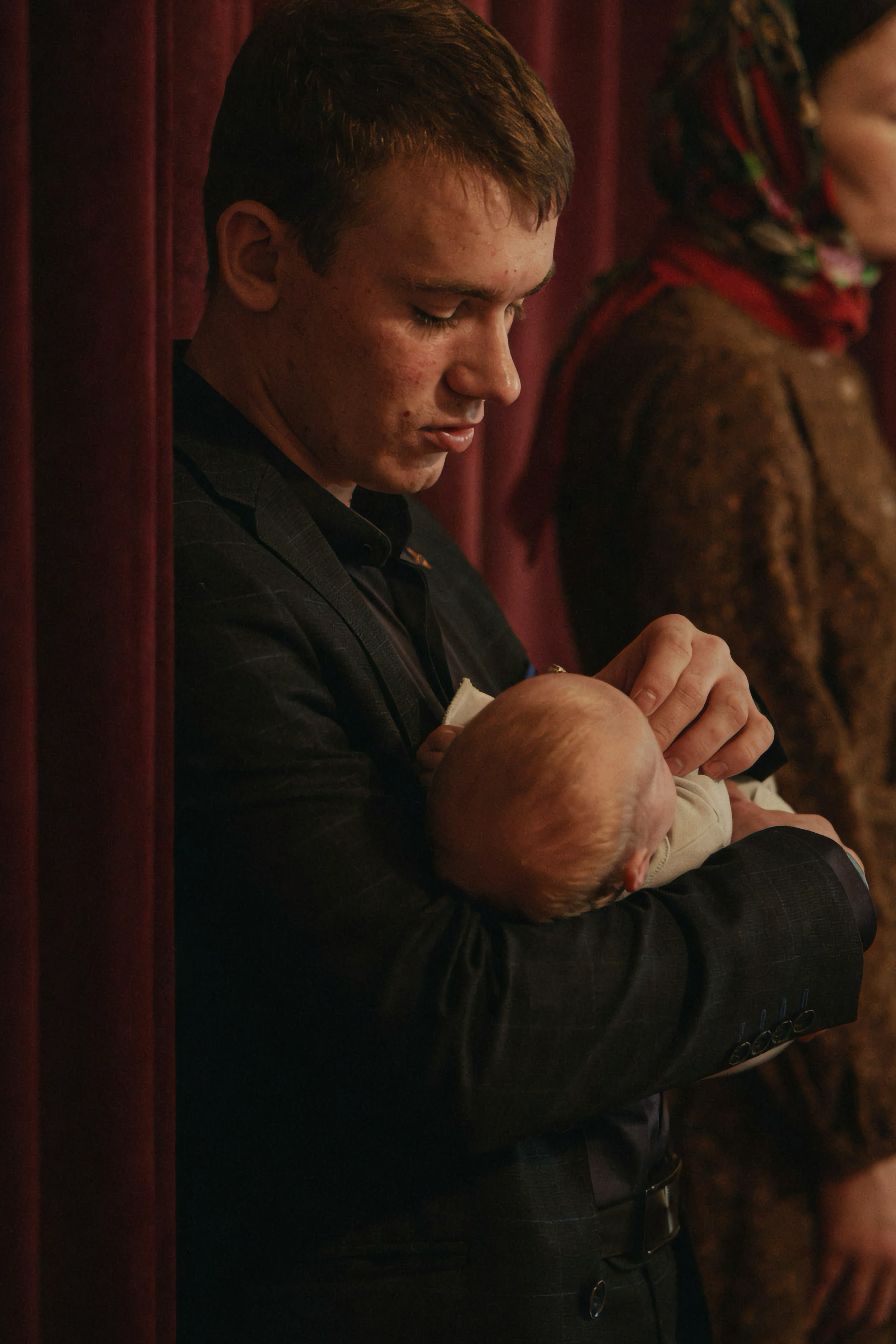 Искренние моменты во время крещения ребенка. Храм на Крови, Екатеринбург. Документальный подход фотографа Ильи Антропова: без маркетингового пафоса и визуальных клише.