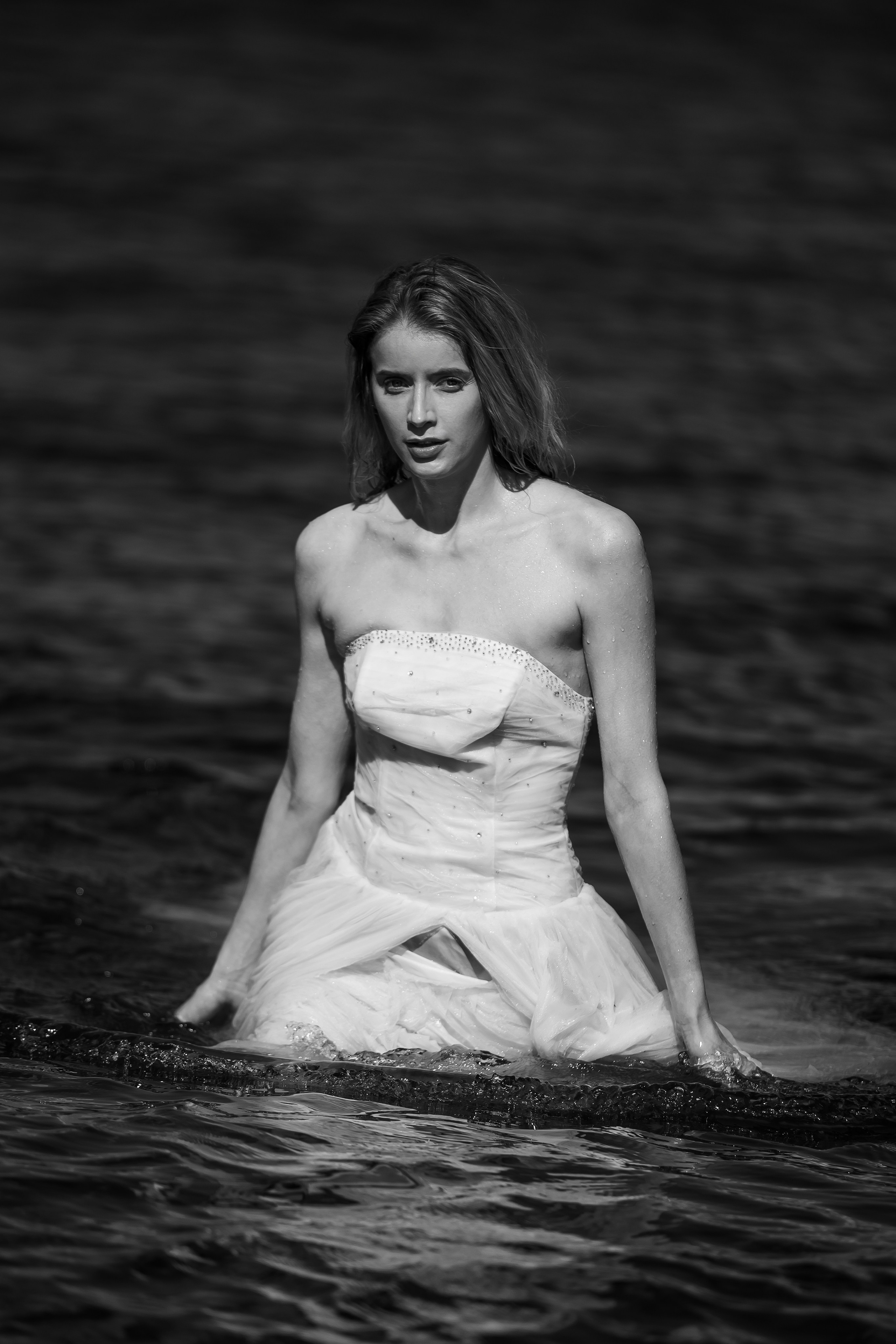 Портретная фотосессия у воды в свадебном платье с художественной постановкой и динамичными кадрами