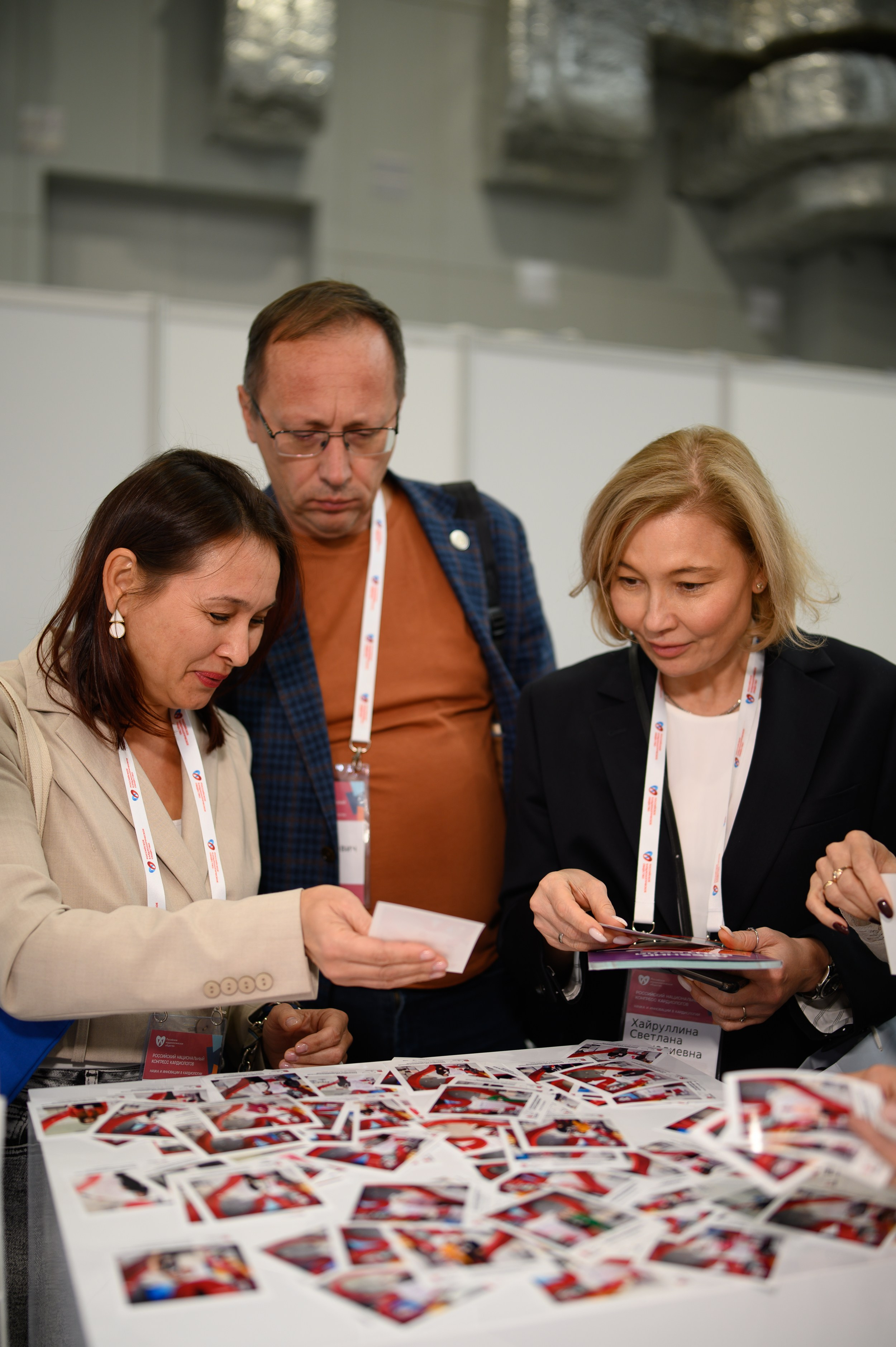 Современный выставочный стенд компании на медицинском конгрессе в Казани, репортажный фотограф документирует корпоративное участие