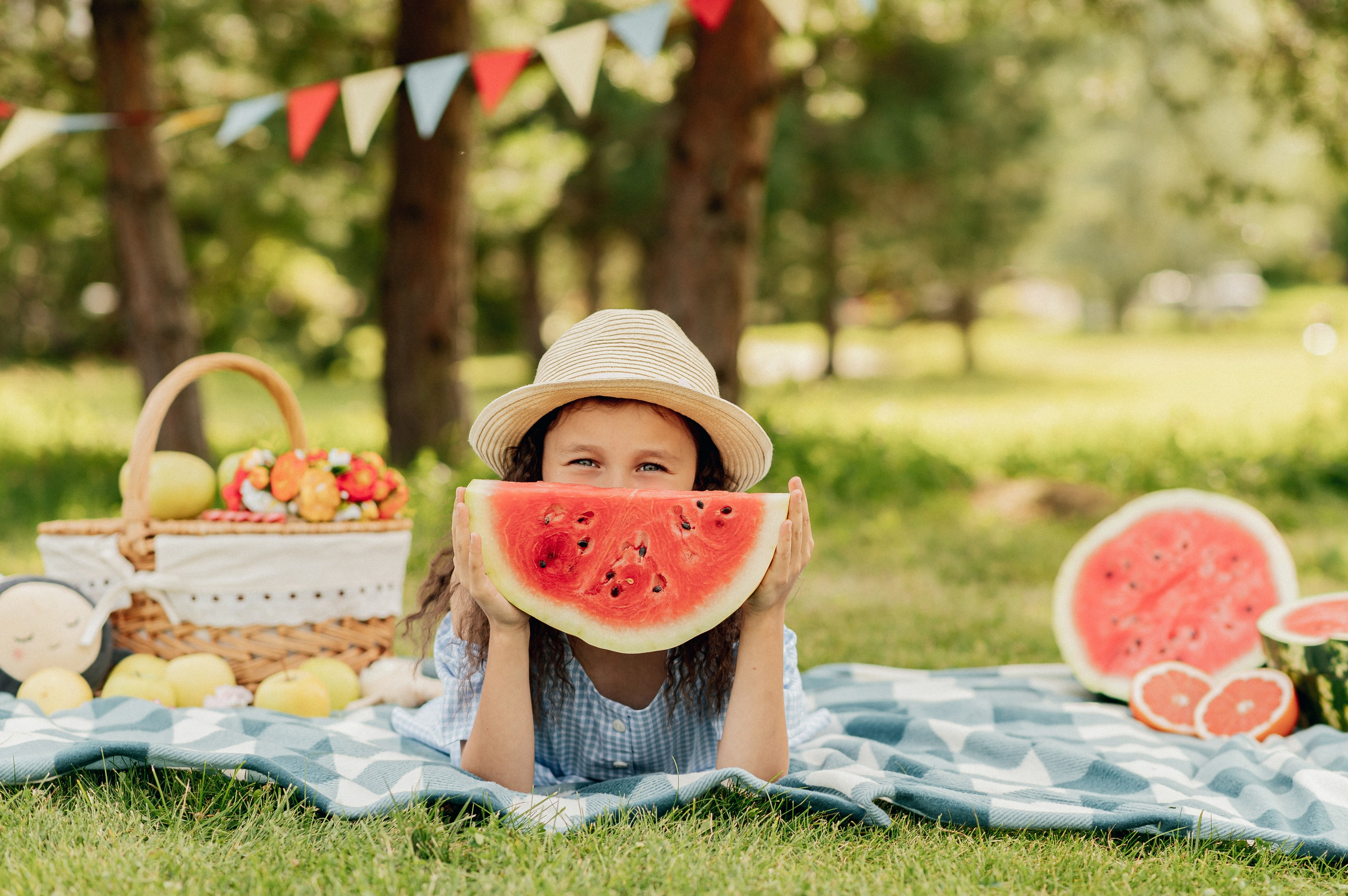 ЛЕТО. ПАРК. АРБУЗ. Профессиональный репортажный, коммерческий фотограф в Санкт-Петербурге