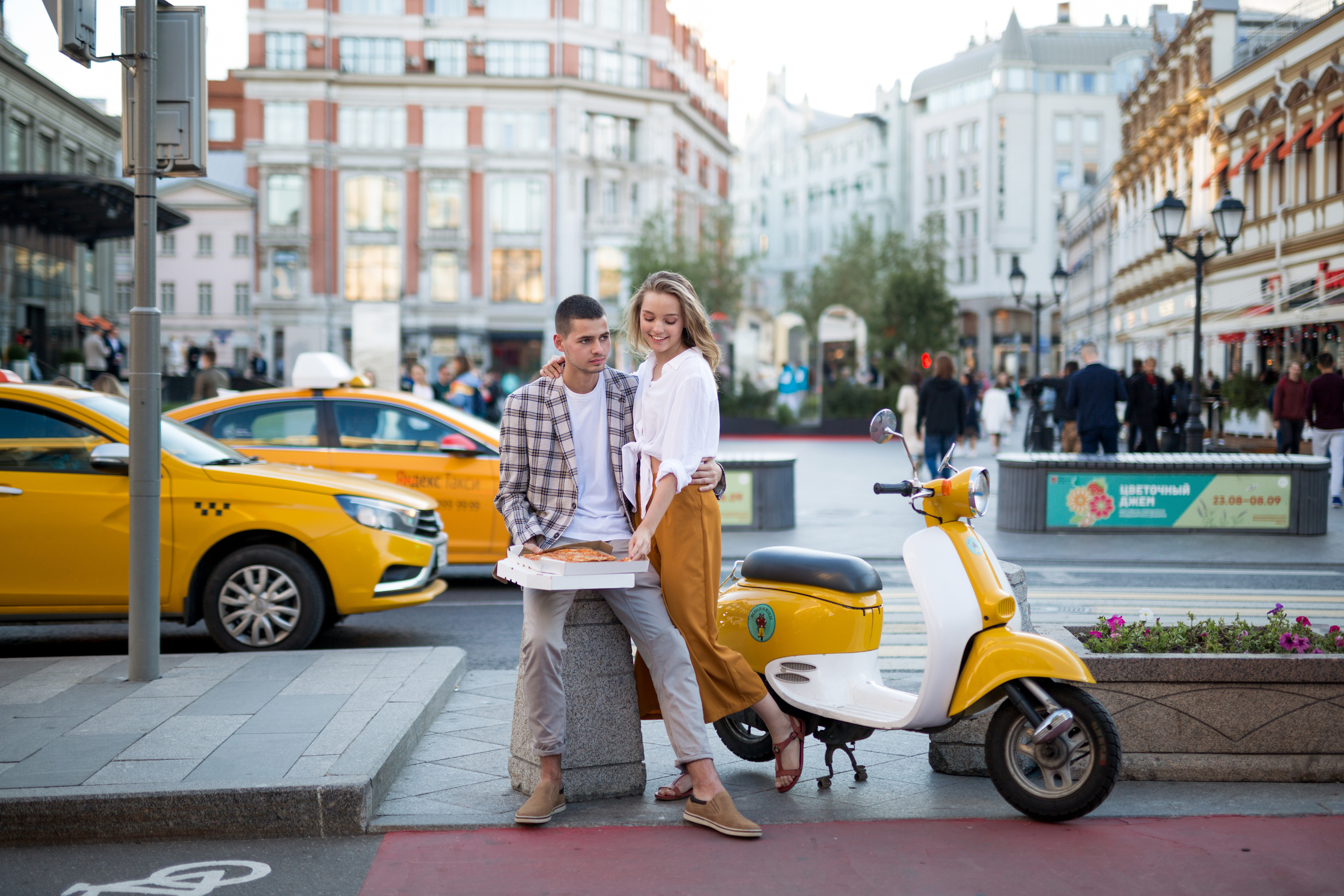 Лера и Саша, прогулка с ретромопедом. Семейный фотограф в Москве Марина Петра