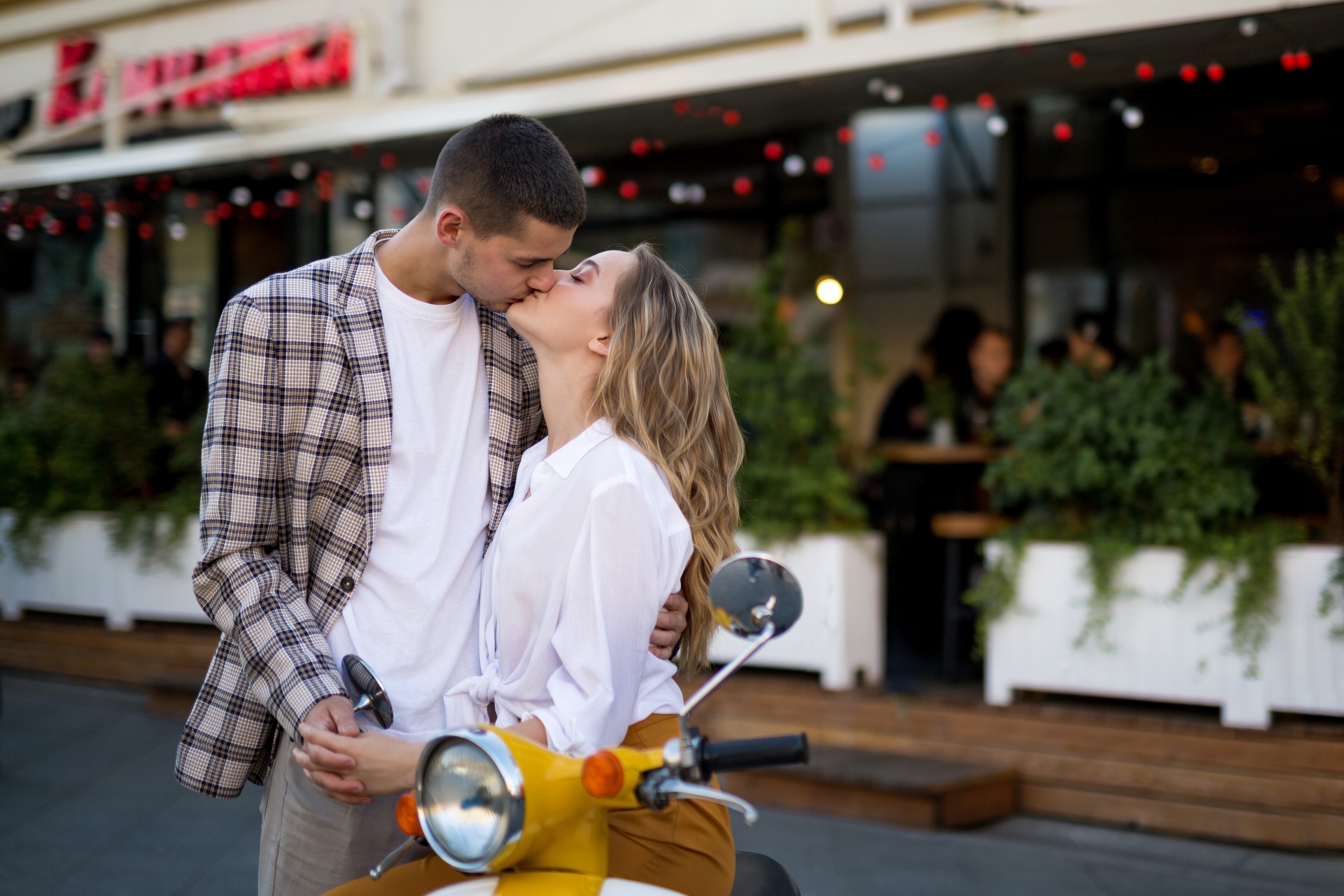 Лера и Саша, прогулка с ретромопедом. Семейный фотограф в Москве Марина Петра