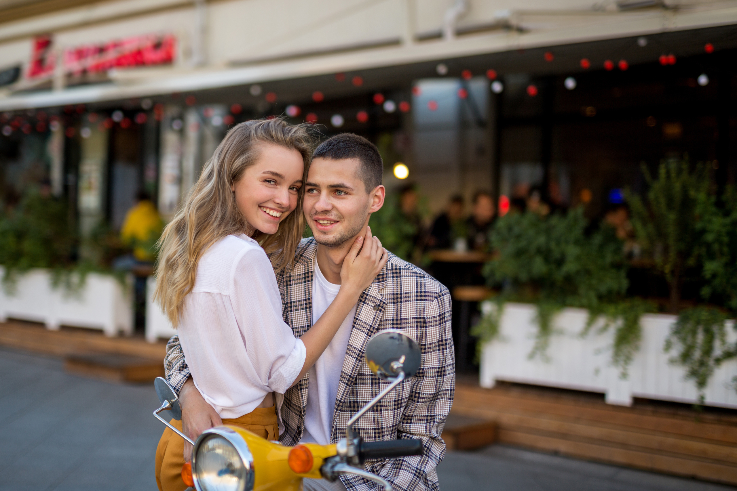 Лера и Саша, прогулка с ретромопедом. Семейный фотограф в Москве Марина Петра