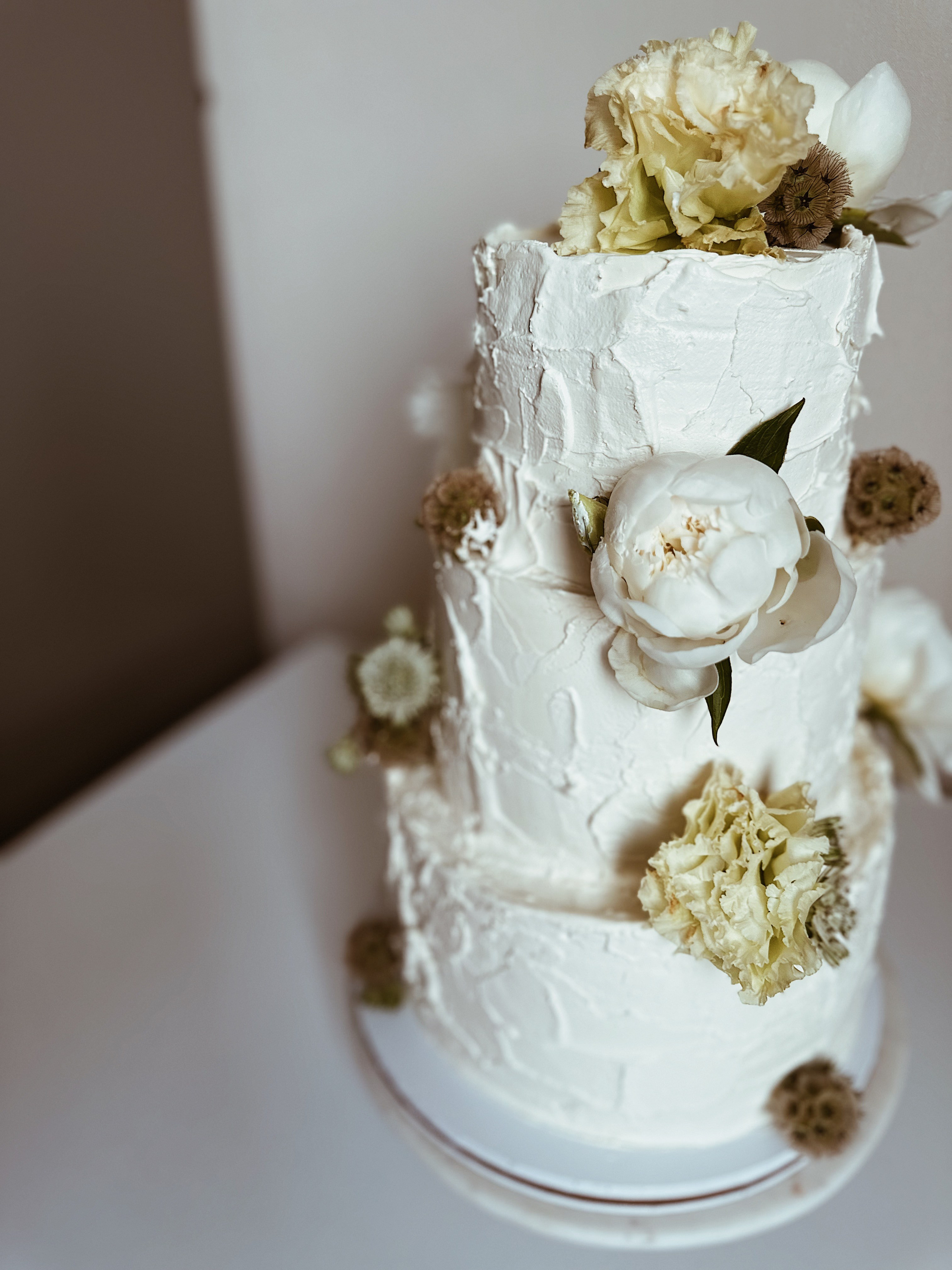 Торт с живыми цветами. Арт-кондитер в Москве Маша Шафран