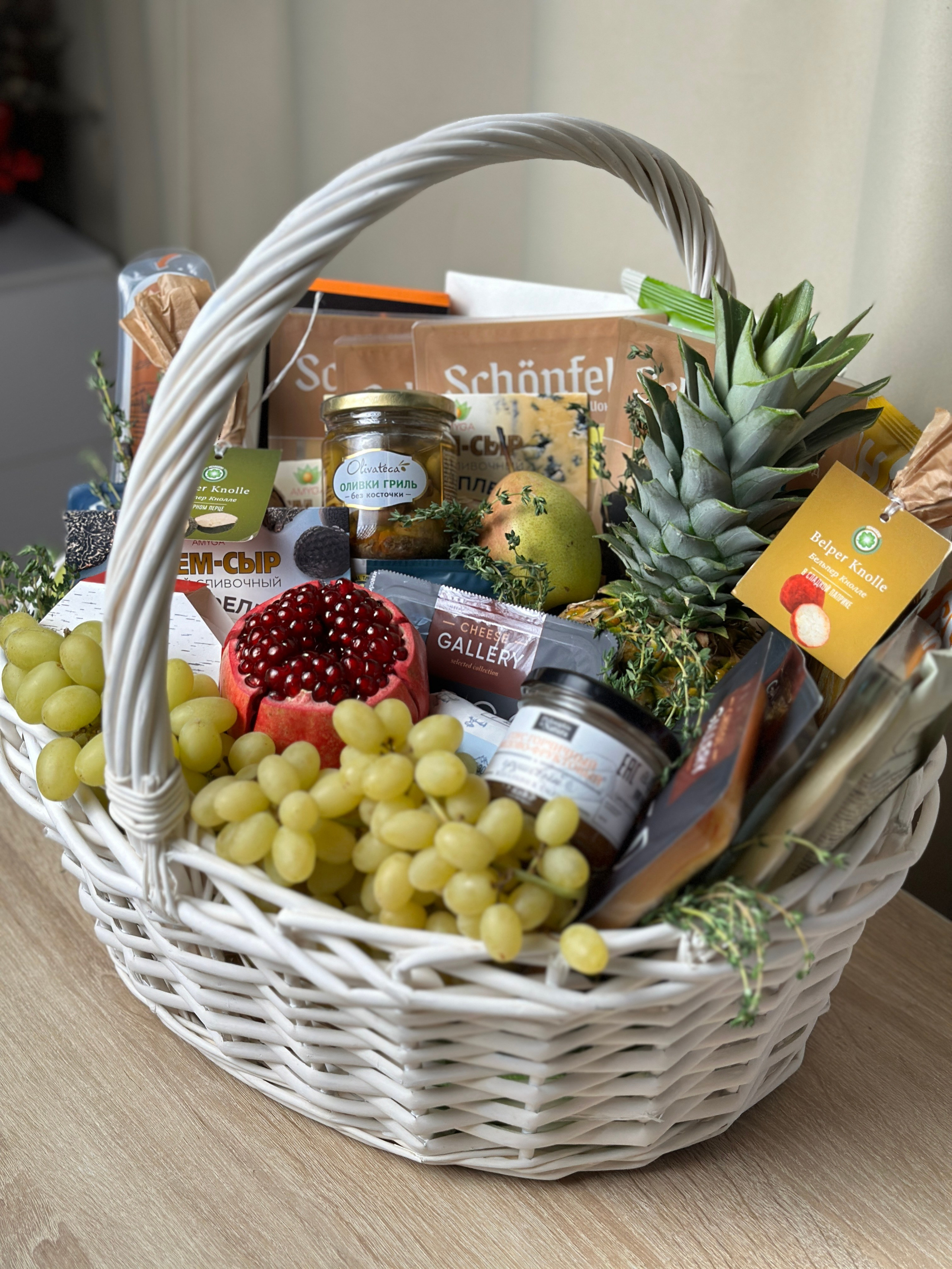 Корзины. Выездной кейтеринг, съедобные букеты, торты и сладости на заказ