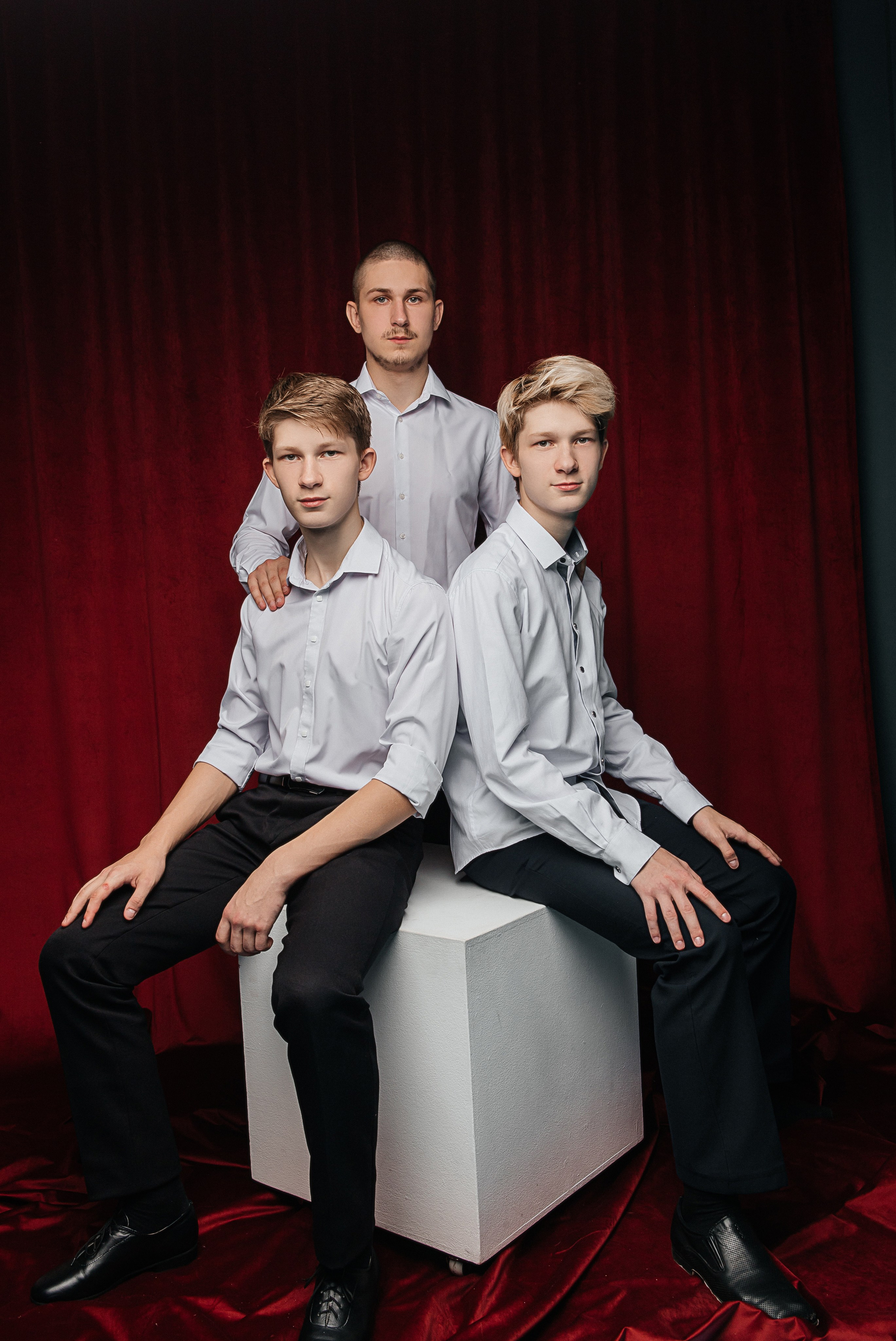 Семейная фотосессия. Фотограф Иркутск. Семейный фотограф в Иркутске. Студийная фотосессия. фотографии в студии. Фотограф семей в студии. 