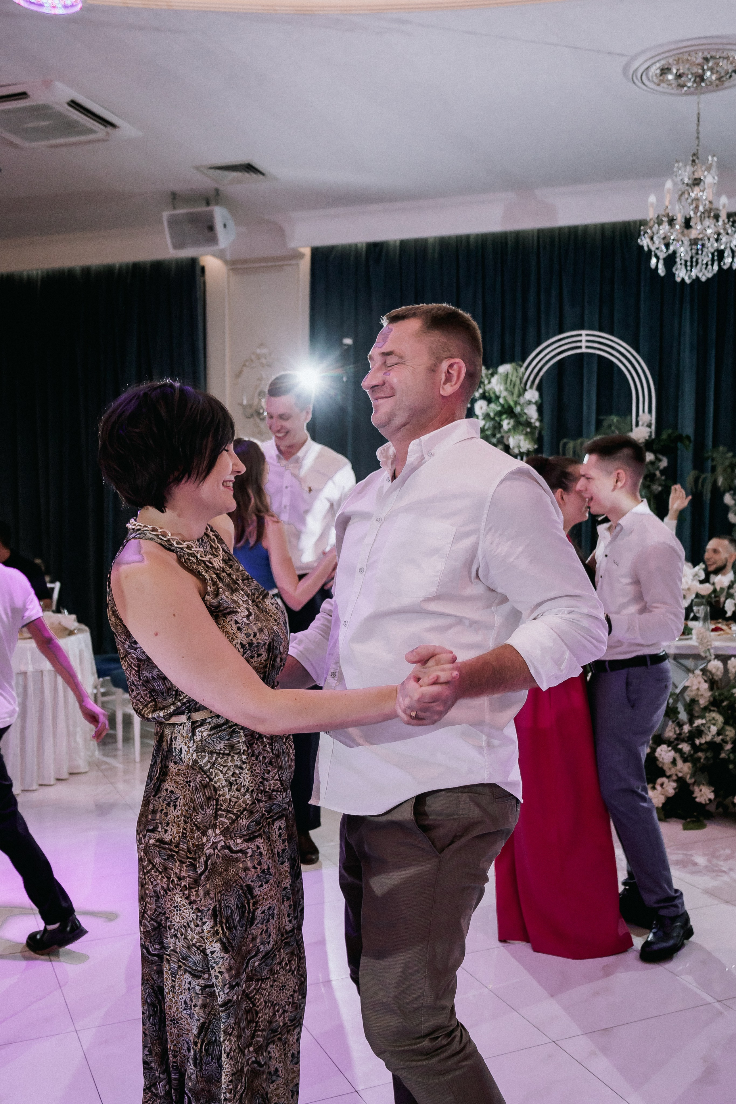 Свадебная прогулка. Эвелина и Дмитрий. Свадебная фотография. Арина Рубах