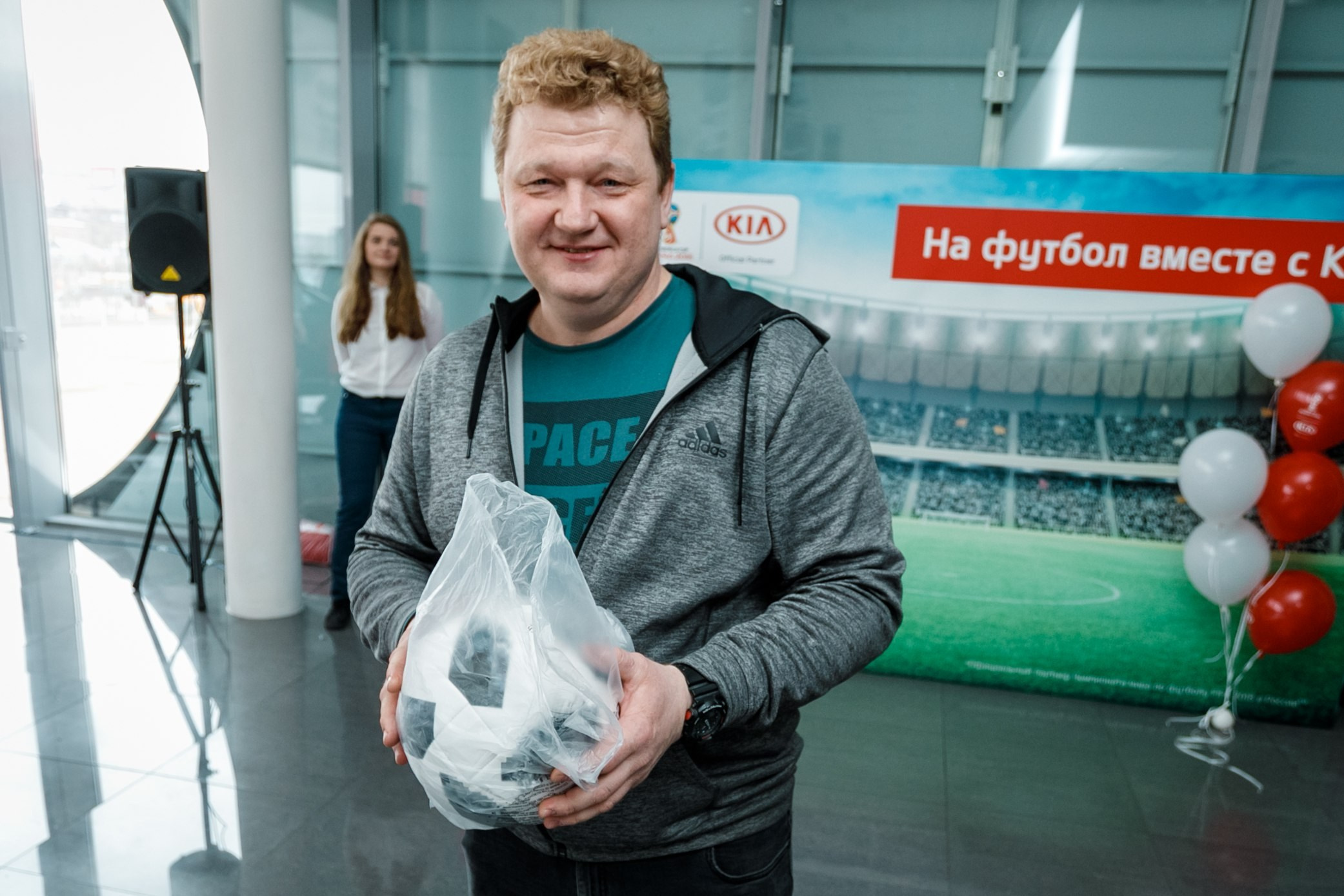 Розыгрыш билетов на ЧМ по футболу FIFA @ Киа Центр. Репортажный фотограф Максим Полянский. Москва, Санкт-Петербург, Красноярск