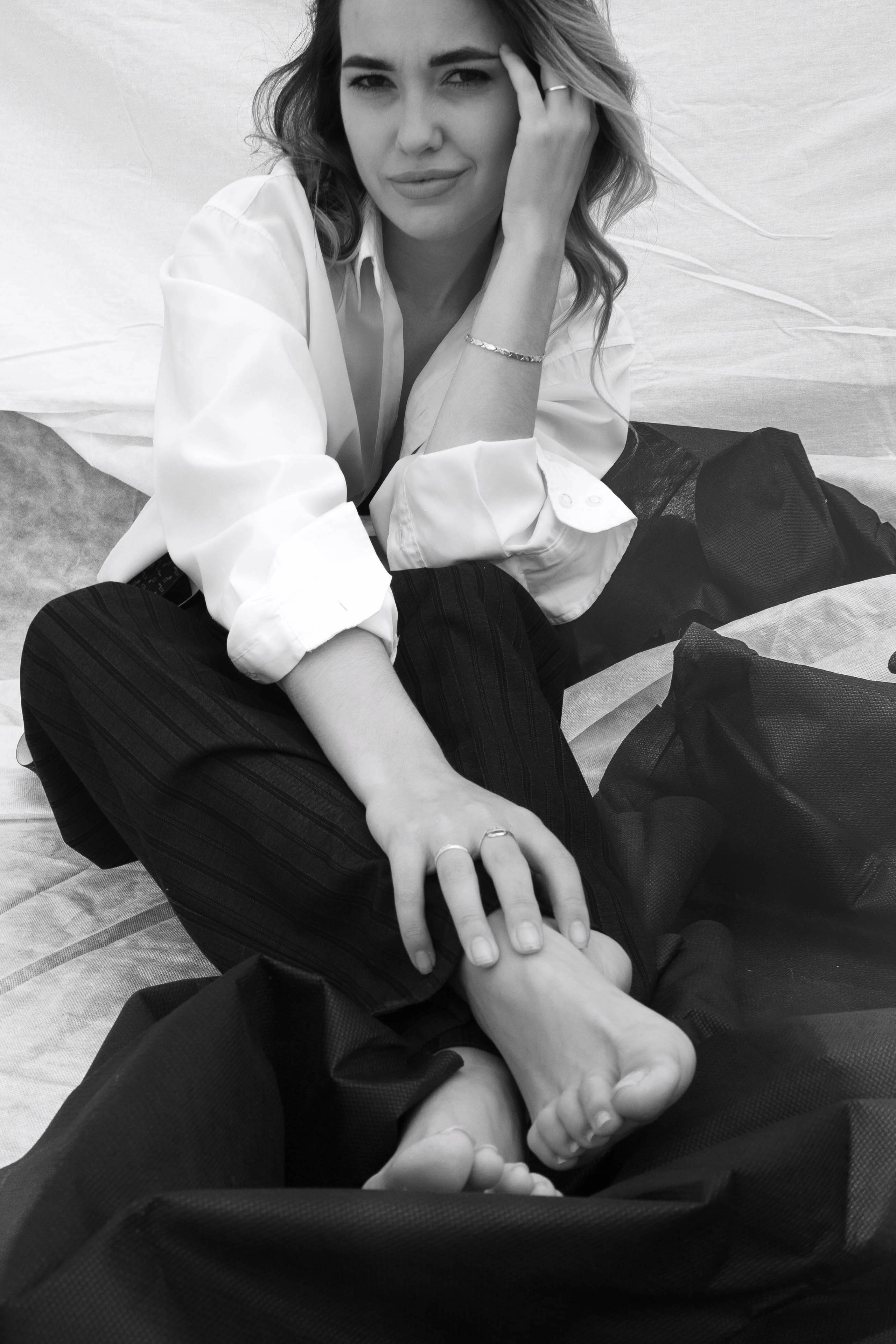 Монохромная фотография девушки в мужском костюме застилает взгляд зрителя элегантностью и изяществом. Одновременно сдержанная и провокационная, девушка в этой фотографии иллюстрирует вечную борьбу противоположностей, создавая потрясающе харизматичный образ. Екатеринбург фотосессии  Автор фотограф: Додров. Ph: dodrov.