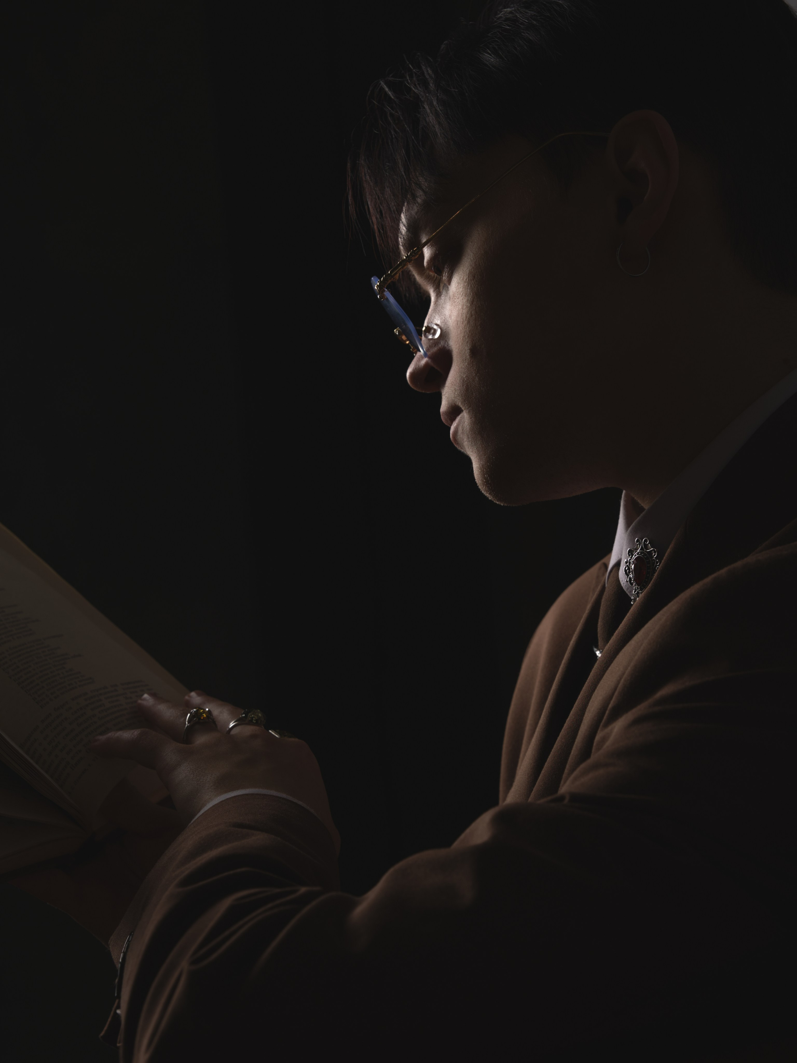 молодой джентельмен читает книгу 