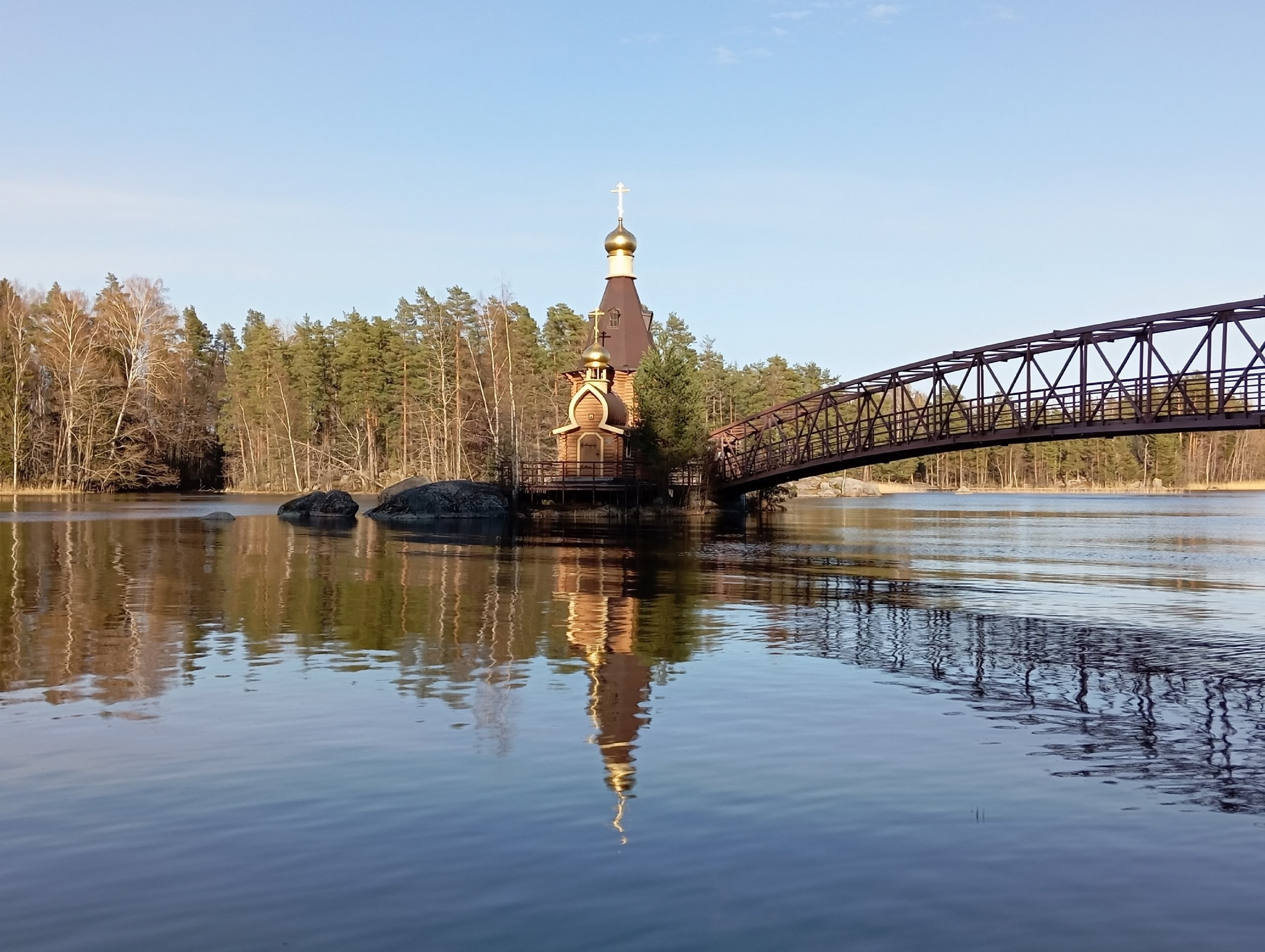 Церковь Андрея Первозванного и отражение в водах Вуоксы