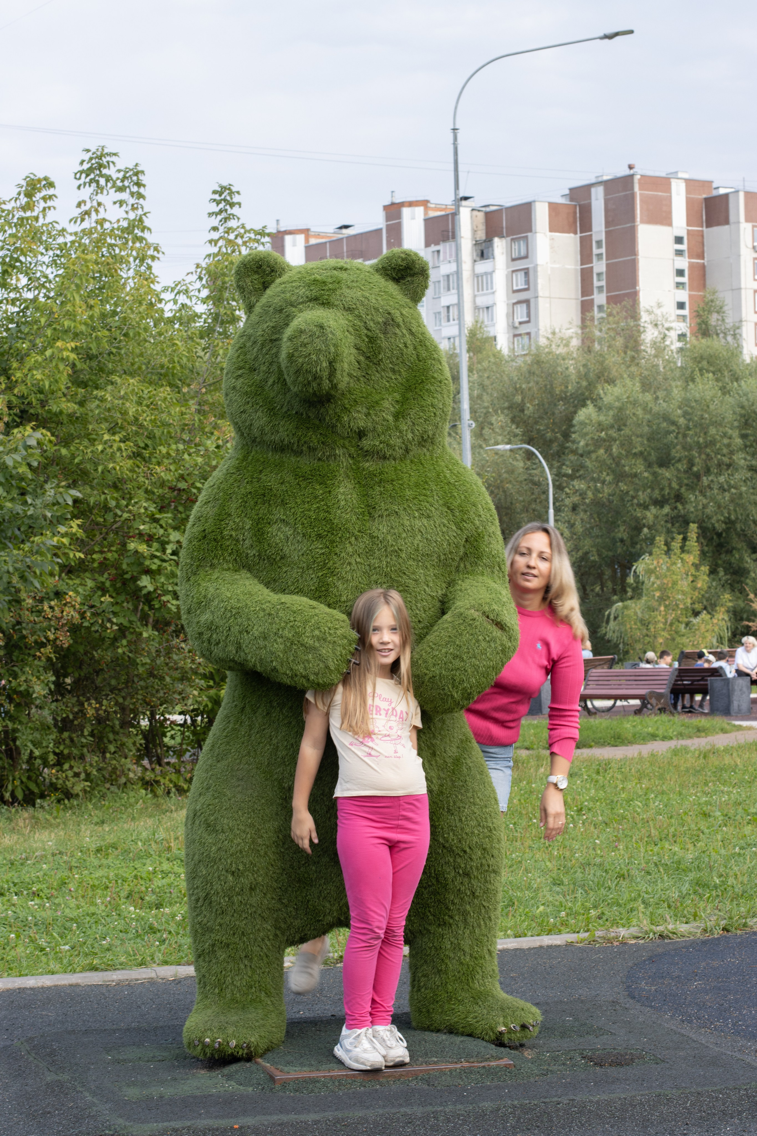 Две сестрички в парке. Главная