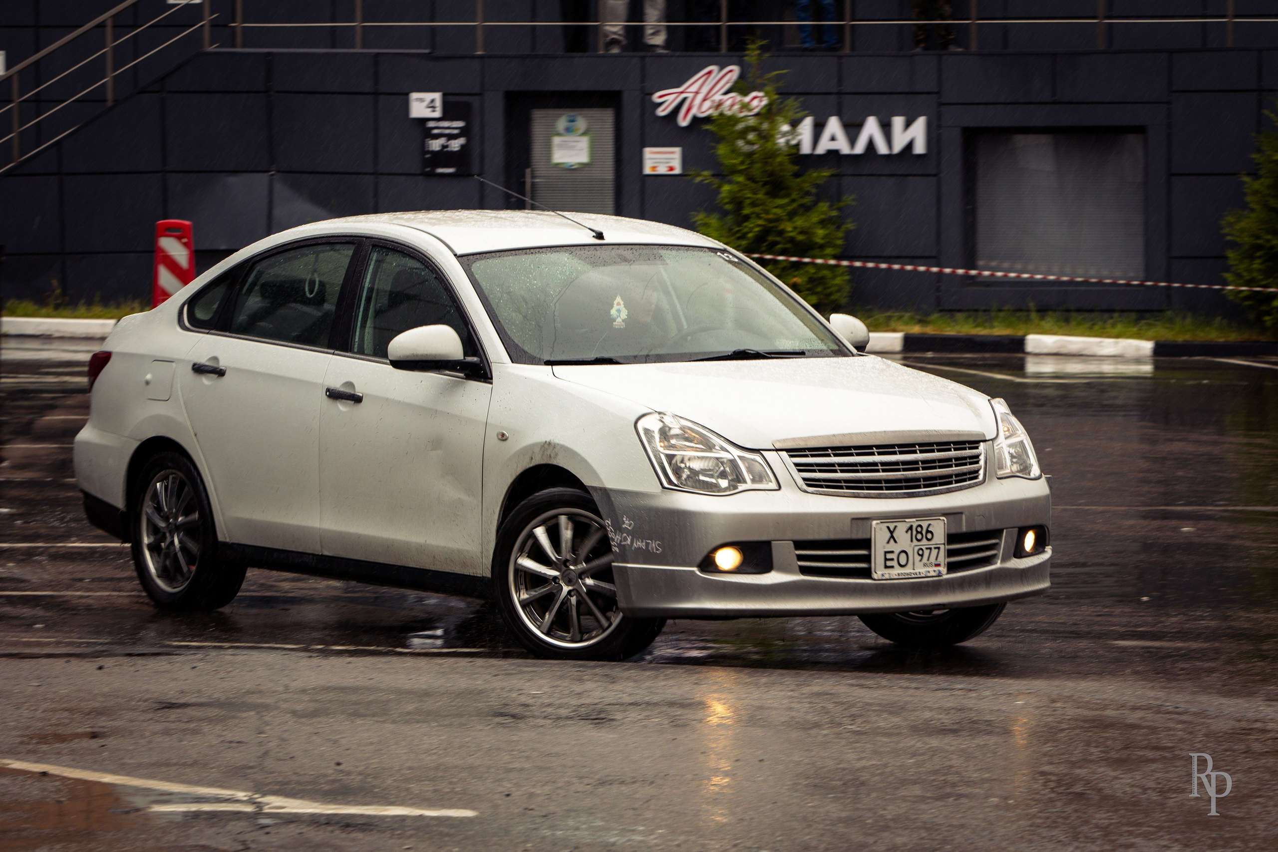 SHOWDOWN. Rusty Photographer