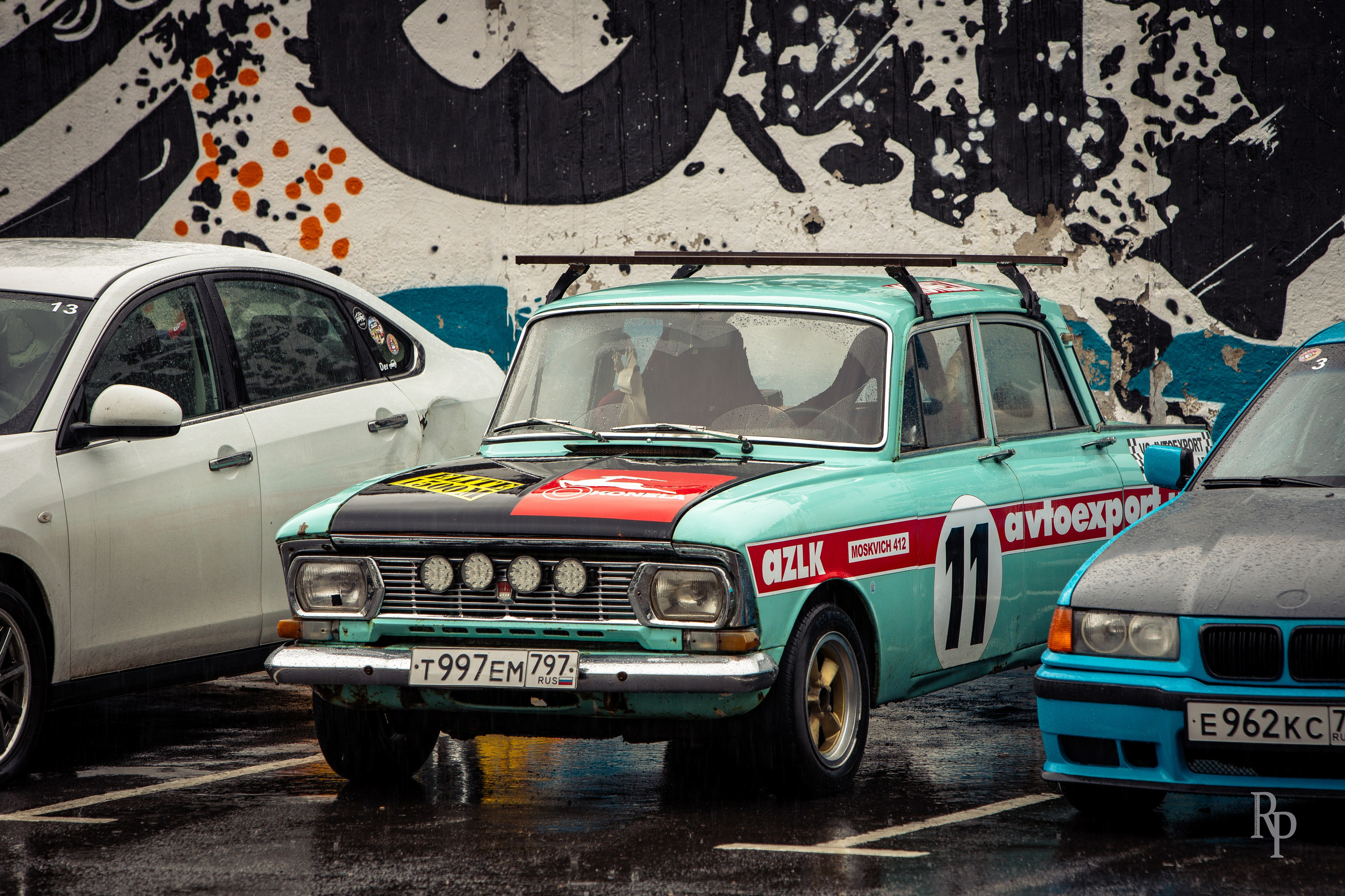 SHOWDOWN. Rusty Photographer