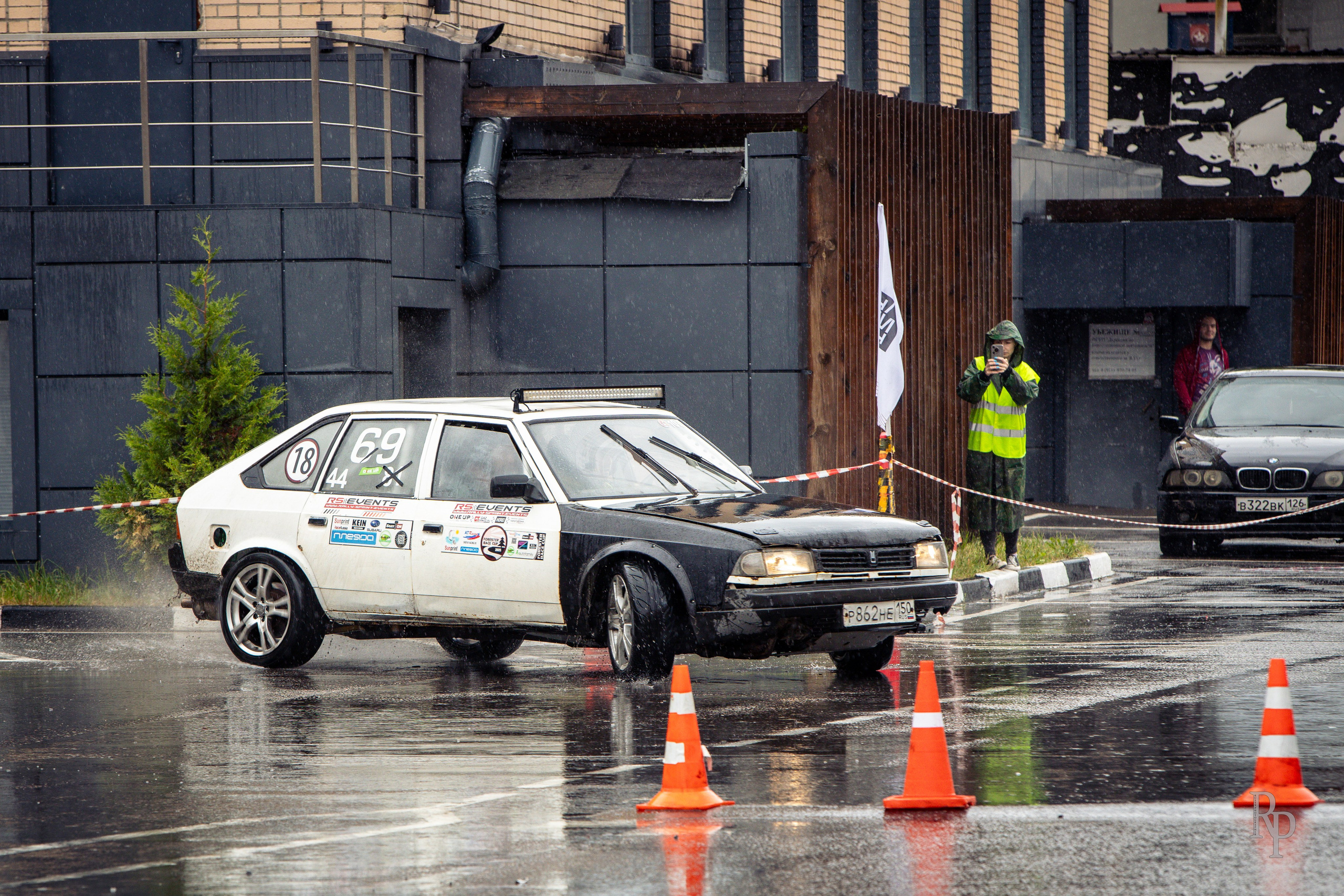 SHOWDOWN. Rusty Photographer