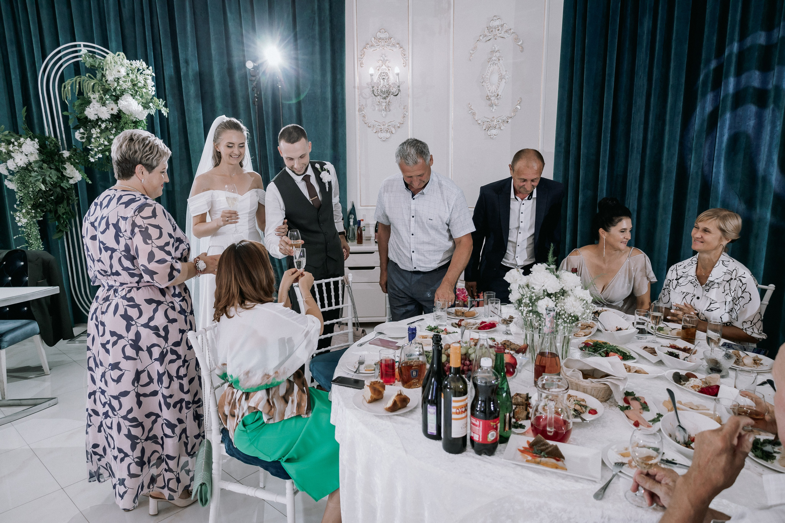 Свадебная прогулка. Эвелина и Дмитрий. Свадебная фотография. Арина Рубах