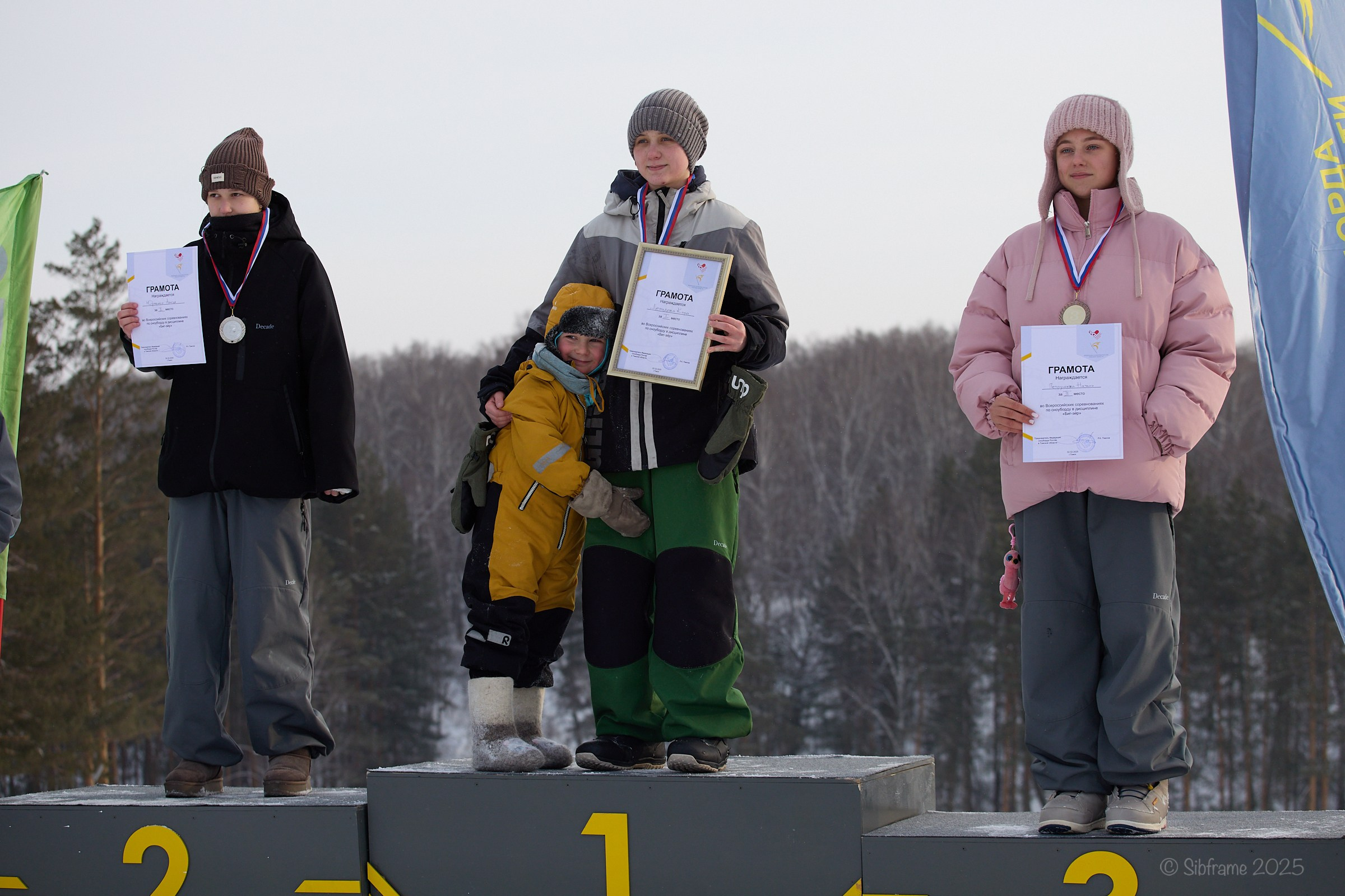 Девушки-призеры всеросиийских соревнований по сноуборду в дисциплине Биг-эйр 2025